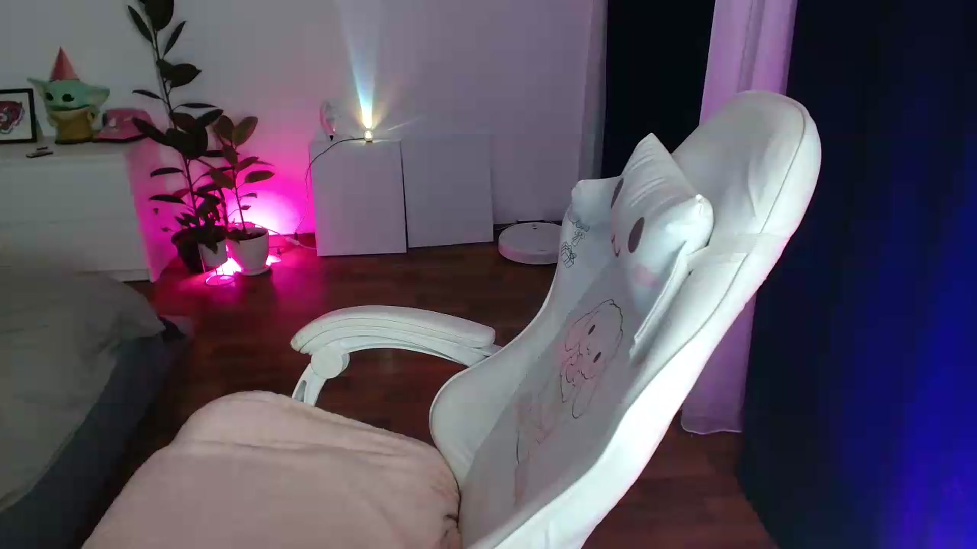 Gallery image thumbnail from FunnyMinni's myfreecams stream on, 06/02/2026, 20:25 image 17 of 20