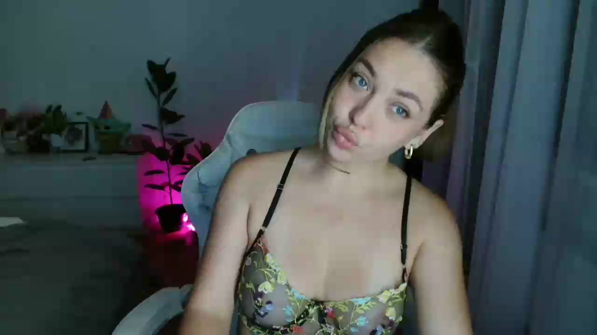 Gallery image thumbnail from FunnyMinni's myfreecams stream on, 06/10/2026, 18:17 image 3 of 20