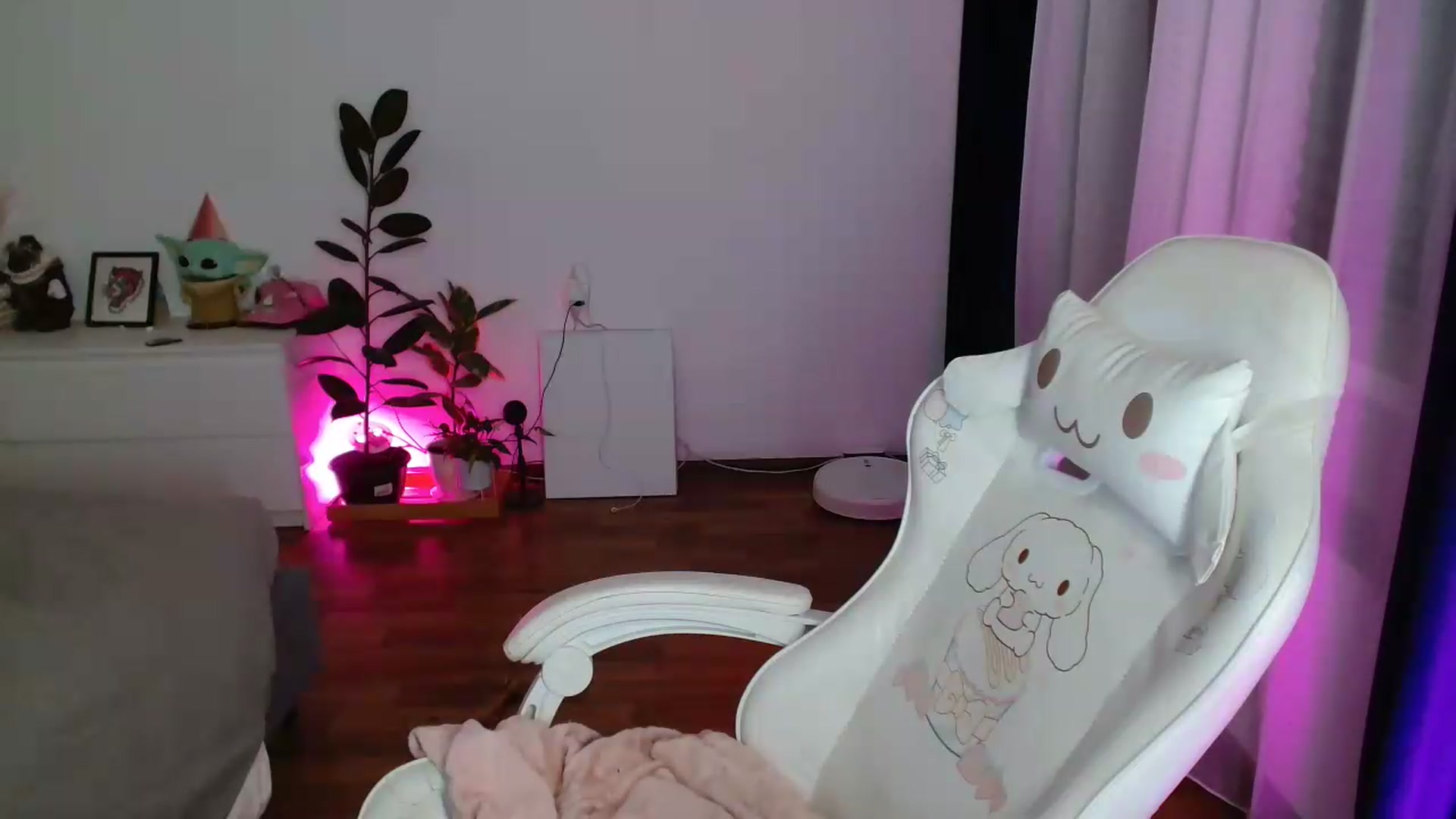 Gallery image thumbnail from FunnyMinni's myfreecams stream on, 06/13/2026, 20:17 image 10 of 20