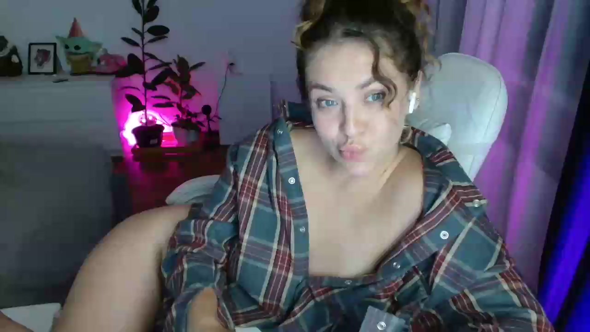 Gallery image thumbnail from FunnyMinni's myfreecams stream on, 06/13/2026, 20:17 image 6 of 20