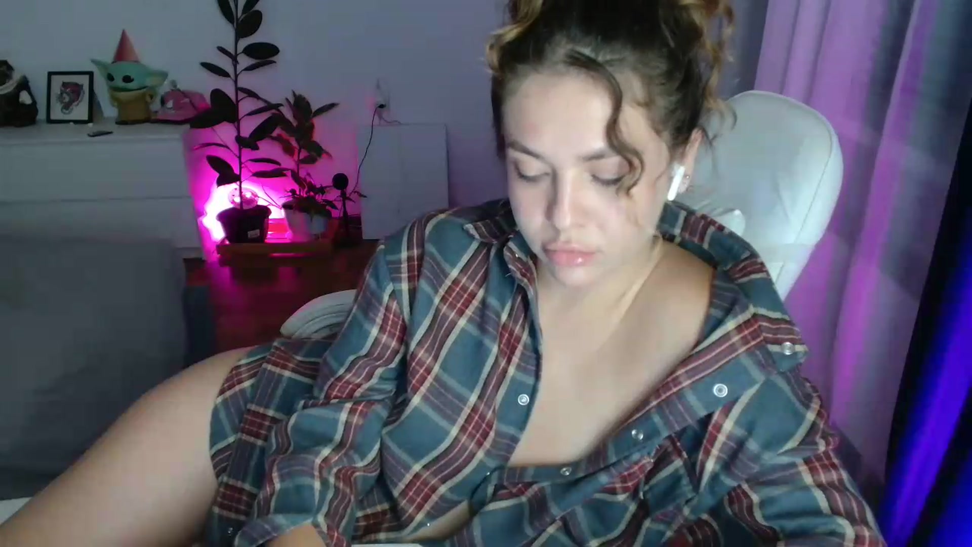 Gallery image thumbnail from FunnyMinni's myfreecams stream on, 06/13/2026, 20:17 image 4 of 20