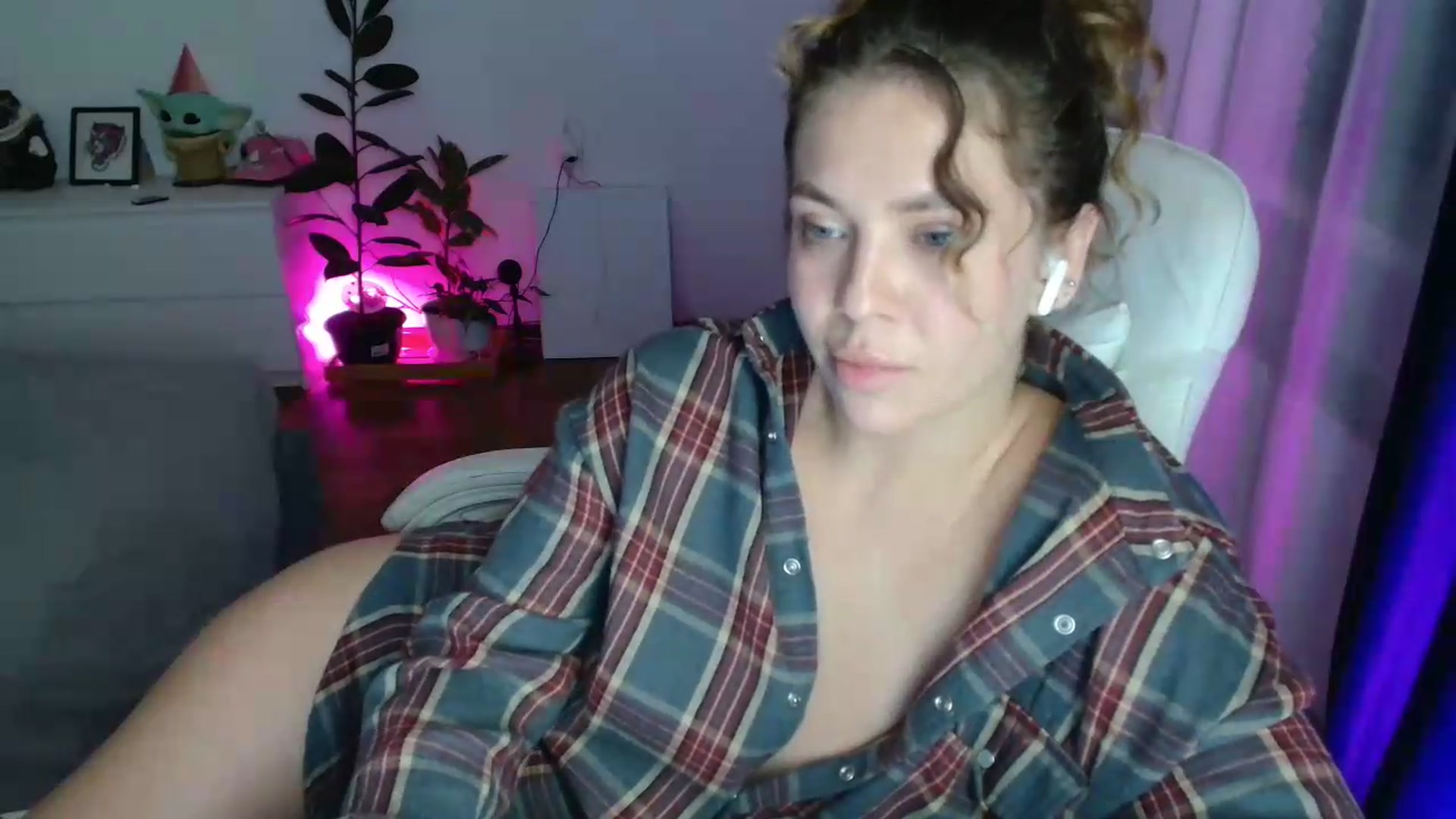Gallery image thumbnail from FunnyMinni's myfreecams stream on, 06/13/2026, 20:17 image 7 of 20