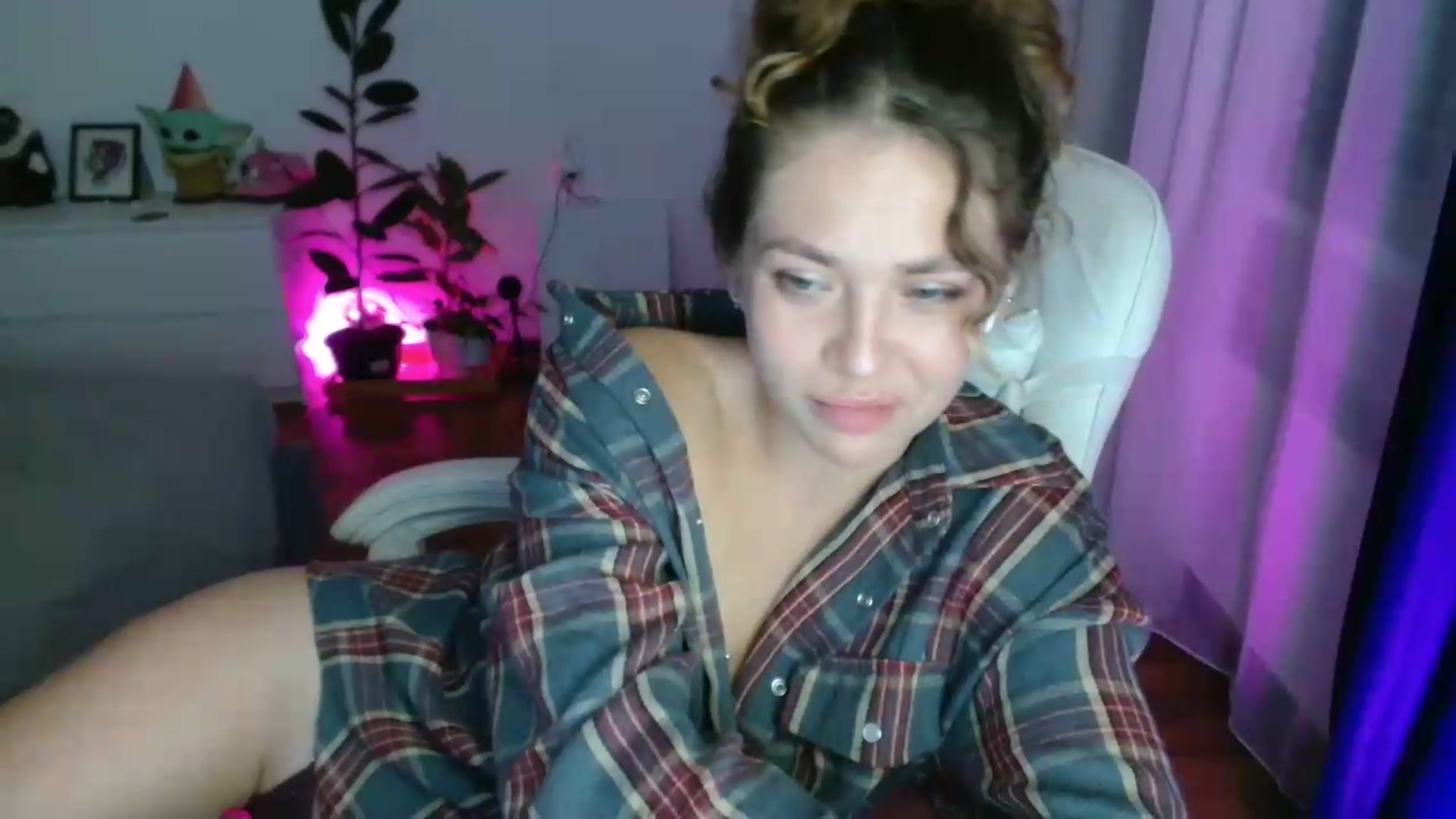 Gallery image thumbnail from FunnyMinni's myfreecams stream on, 06/13/2026, 20:17 image 12 of 20