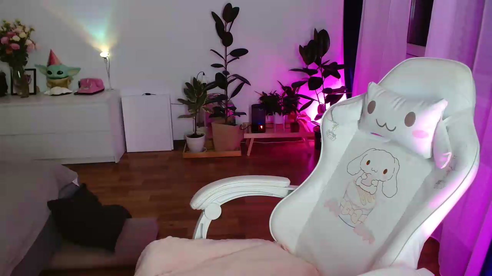 Gallery image thumbnail from FunnyMinni's myfreecams stream on, 07/15/2026, 20:00 image 19 of 20