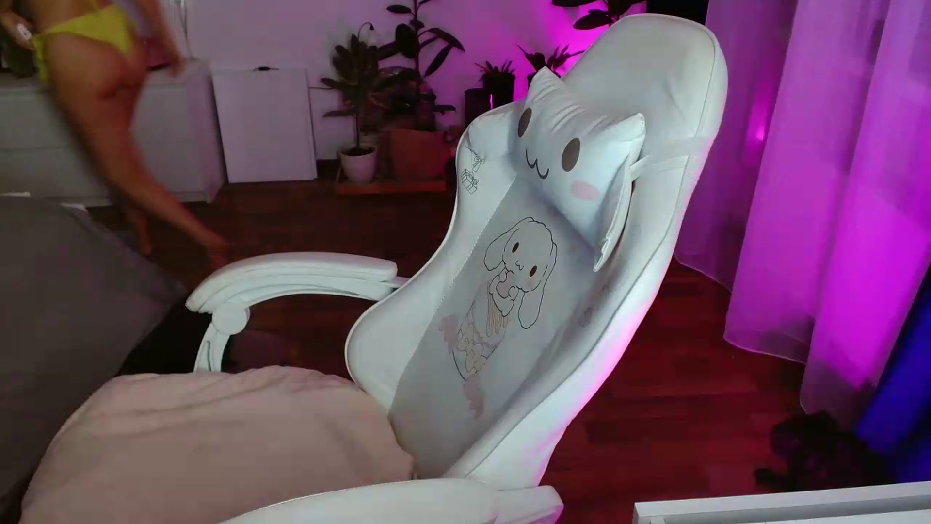Gallery image thumbnail from FunnyMinni's myfreecams stream on, 07/18/2026, 18:51 image 16 of 20