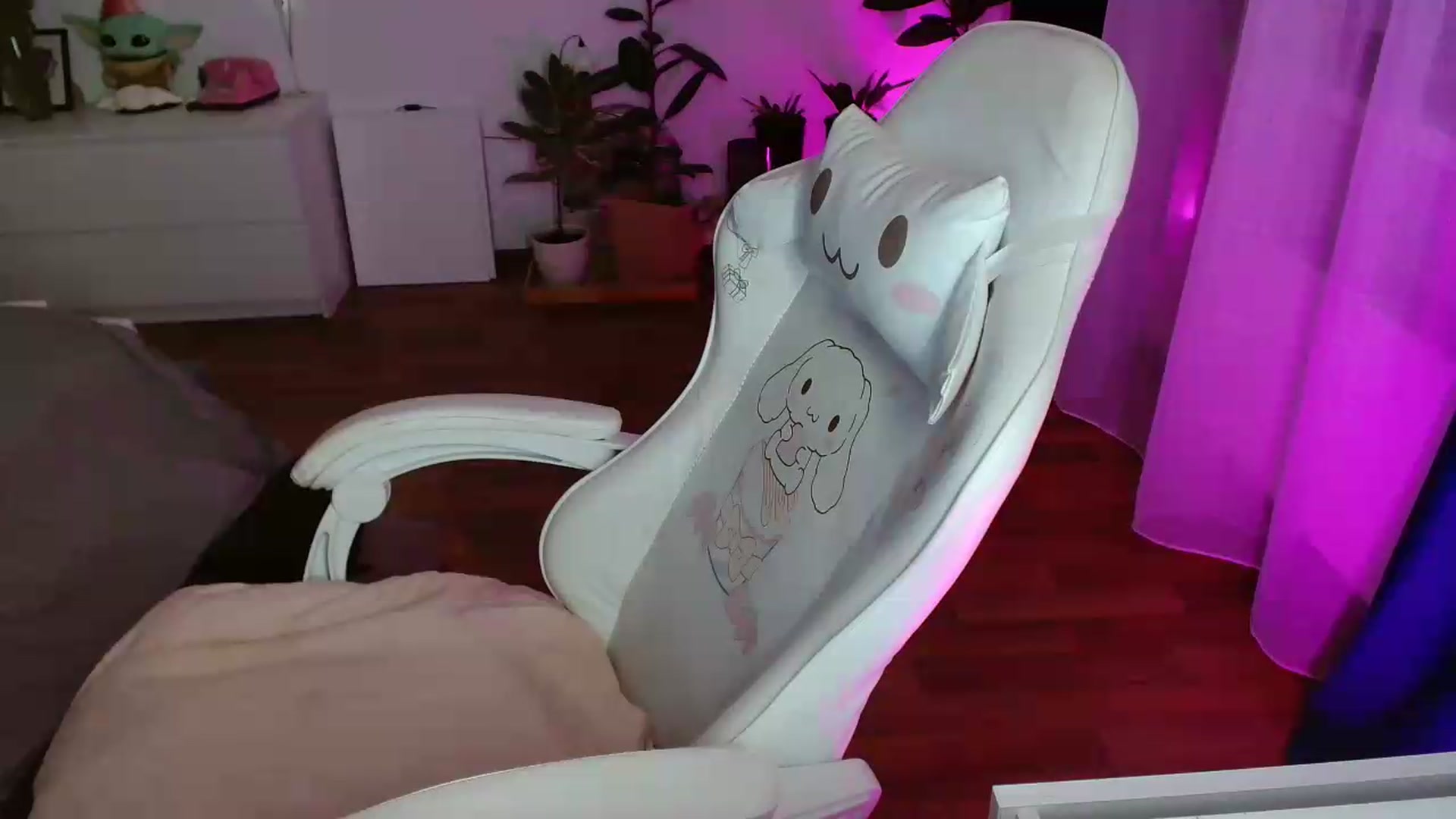 Gallery image thumbnail from FunnyMinni's myfreecams stream on, 07/18/2026, 18:51 image 17 of 20