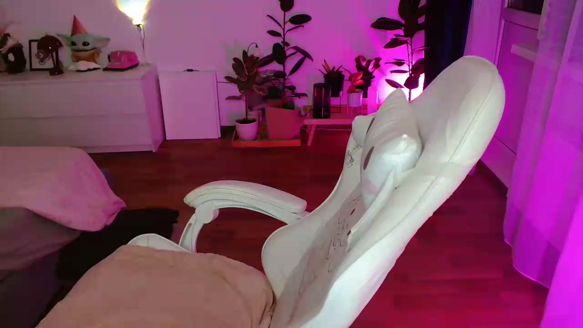Gallery image thumbnail from FunnyMinni's myfreecams stream on, 07/26/2026, 20:00 image 4 of 20