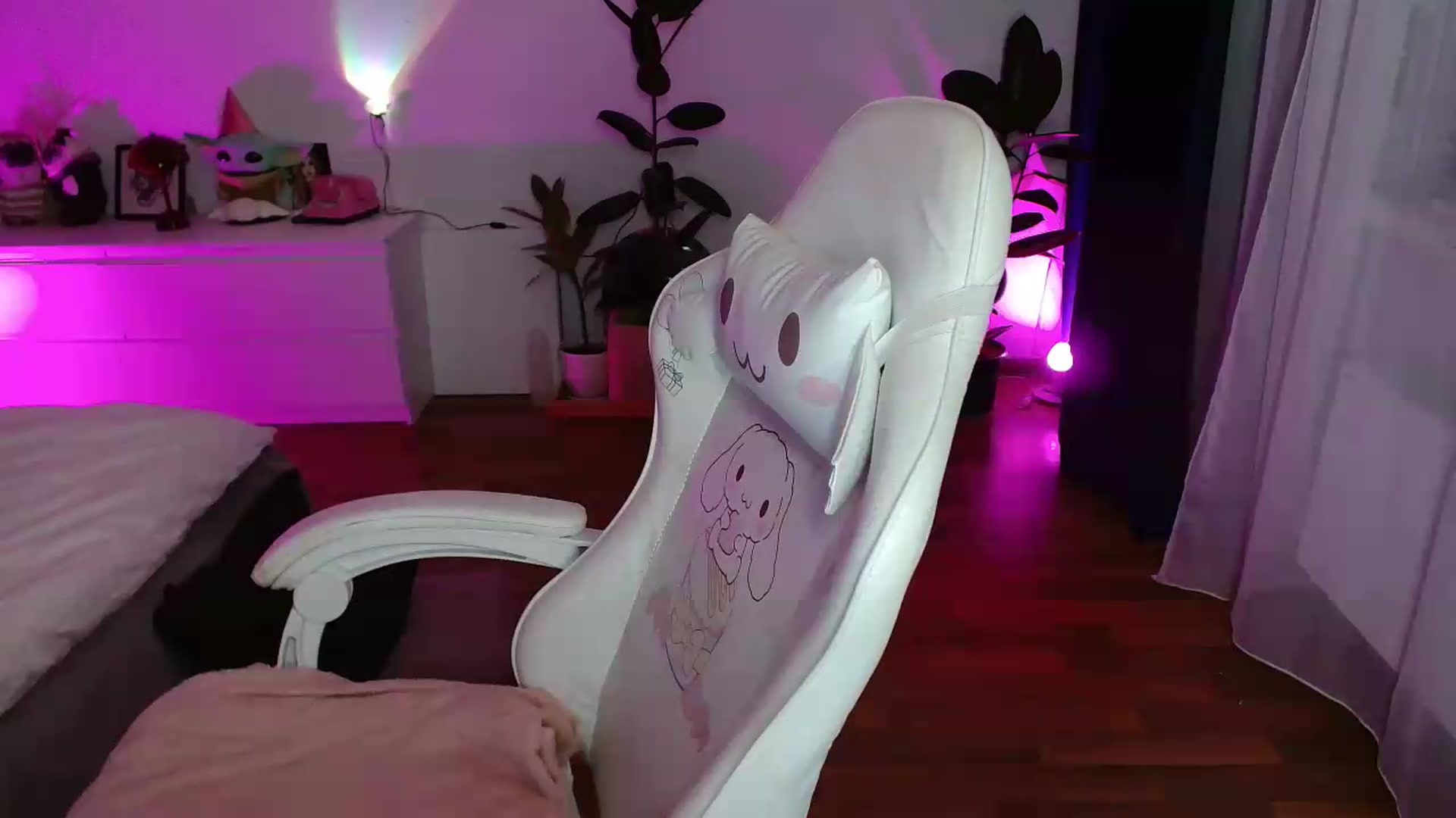 Gallery image thumbnail from FunnyMinni's myfreecams stream on, 08/04/2026, 19:03 image 15 of 20