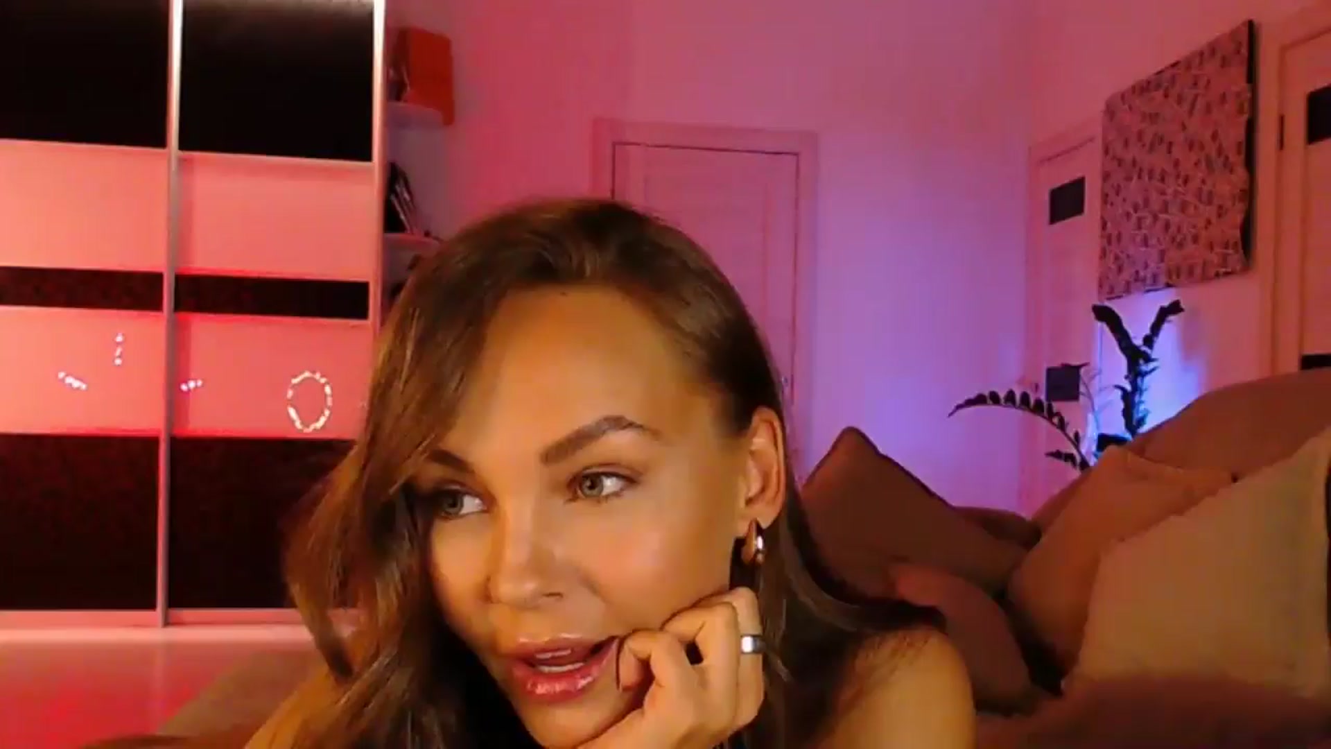 Gallery image thumbnail from GOLDD1GER's myfreecams stream on, 06/20/2025, 07:20 image 19 of 20