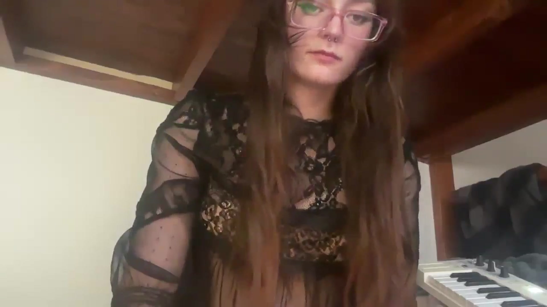 Gallery image thumbnail from GOTHBABEE's myfreecams stream on, 04/28/2026, 19:18 image 10 of 20