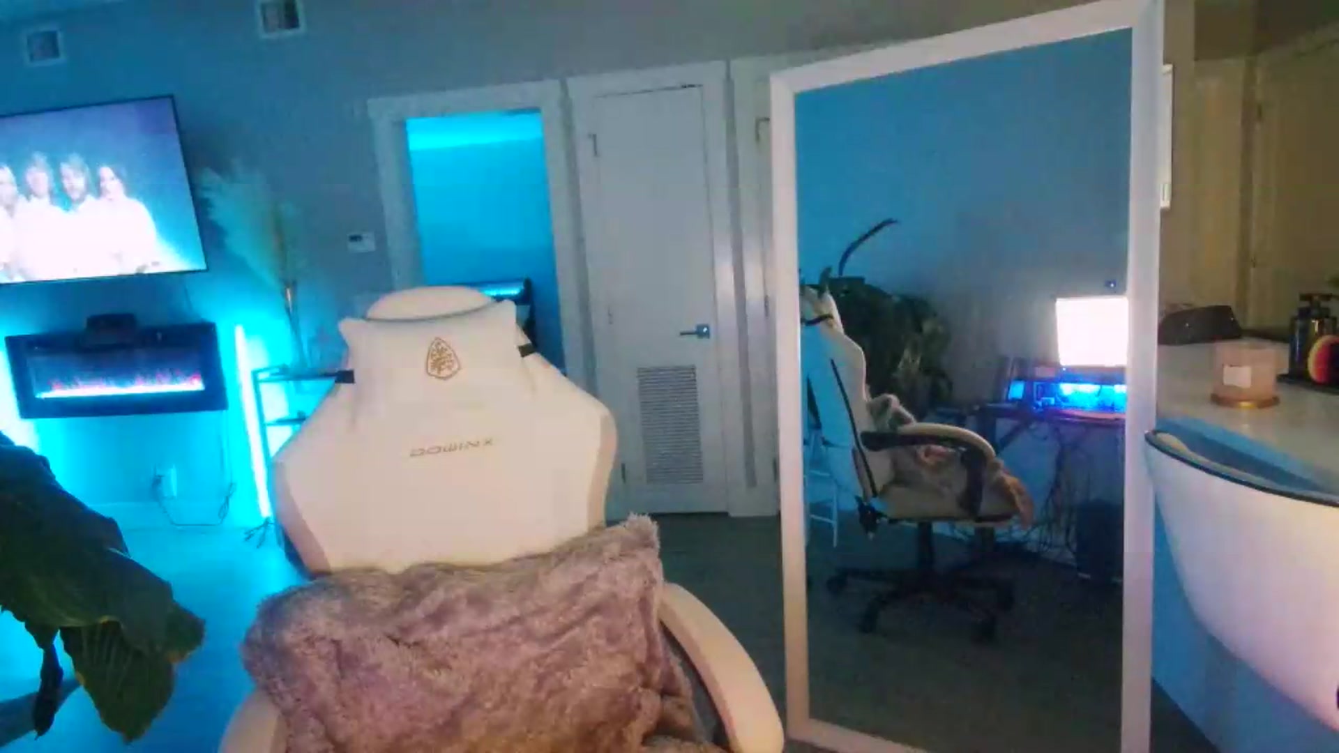 Gallery image thumbnail from GabrielaKunis's myfreecams stream on, 05/24/2026, 07:00 image 18 of 20