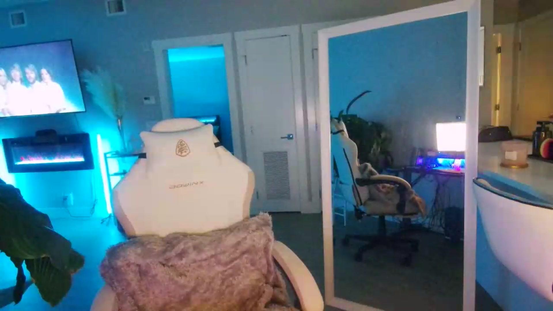 Gallery image thumbnail from GabrielaKunis's myfreecams stream on, 05/24/2026, 07:00 image 17 of 20