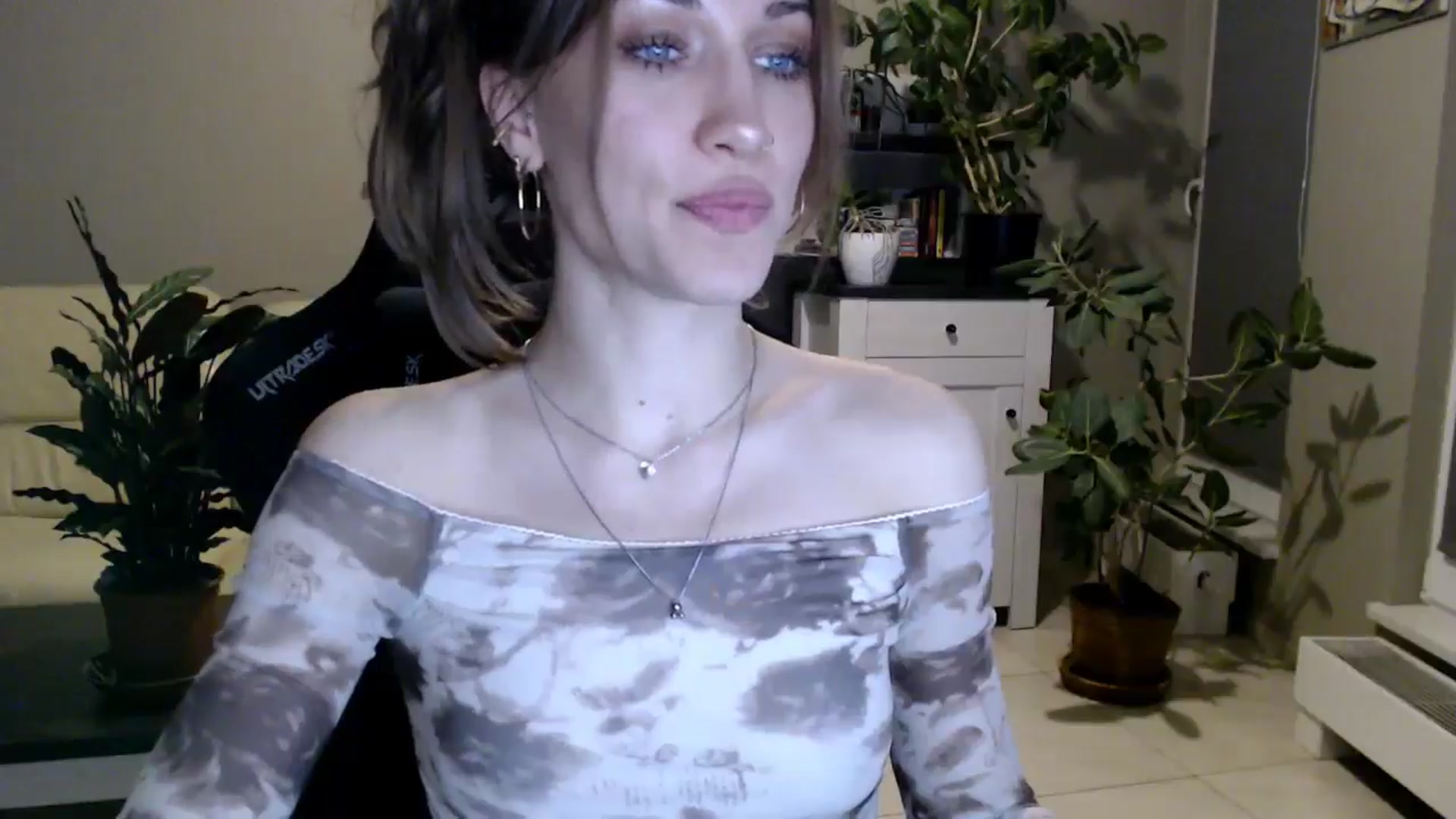 Gallery image thumbnail from GalaxyAnisia's myfreecams stream on, 04/26/2025, 21:49 image 5 of 20