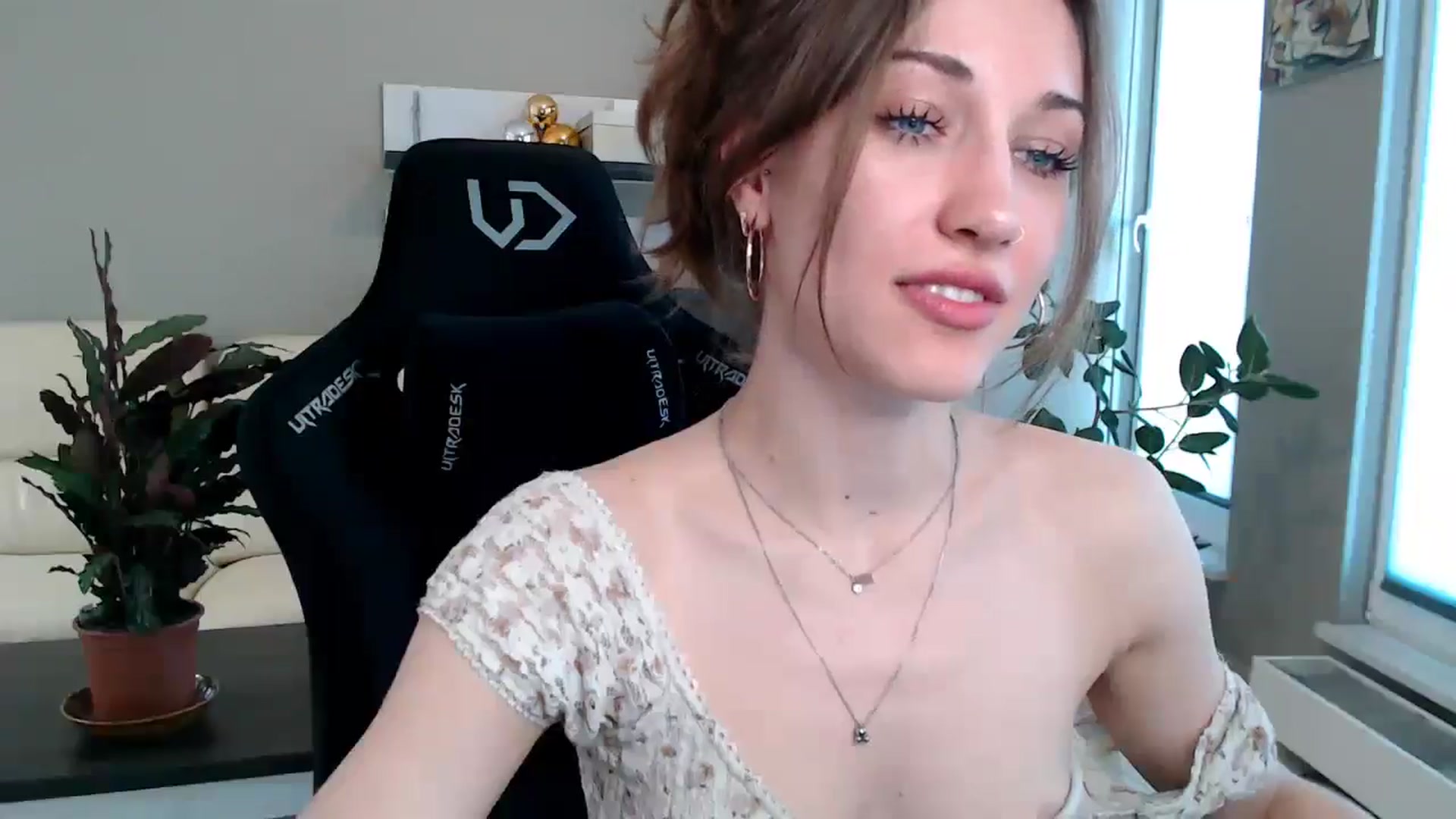 Gallery image thumbnail from GalaxyAnisia's myfreecams stream on, 04/27/2025, 14:11 image 13 of 20