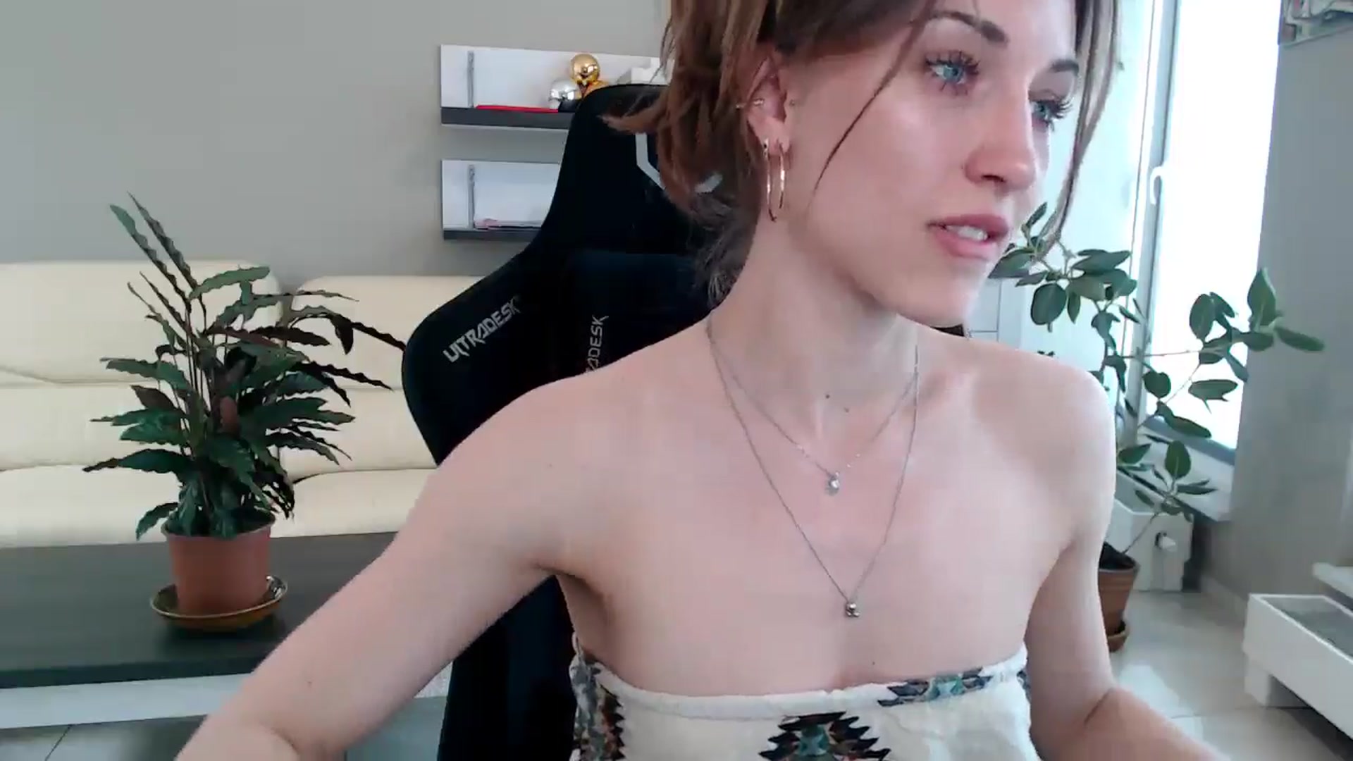Gallery image thumbnail from GalaxyAnisia's myfreecams stream on, 04/29/2025, 13:35 image 3 of 20