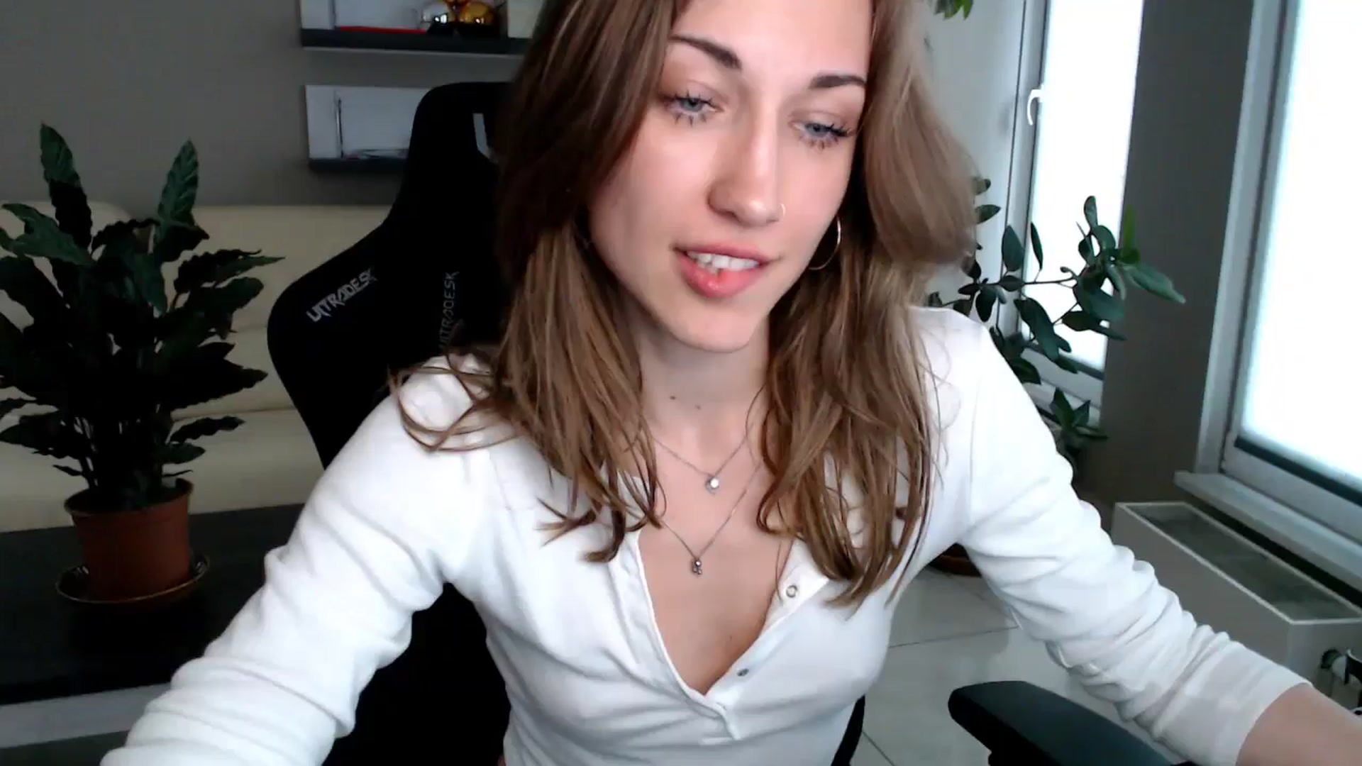 Gallery image thumbnail from GalaxyAnisia's myfreecams stream on, 05/18/2025, 15:20 image 4 of 20