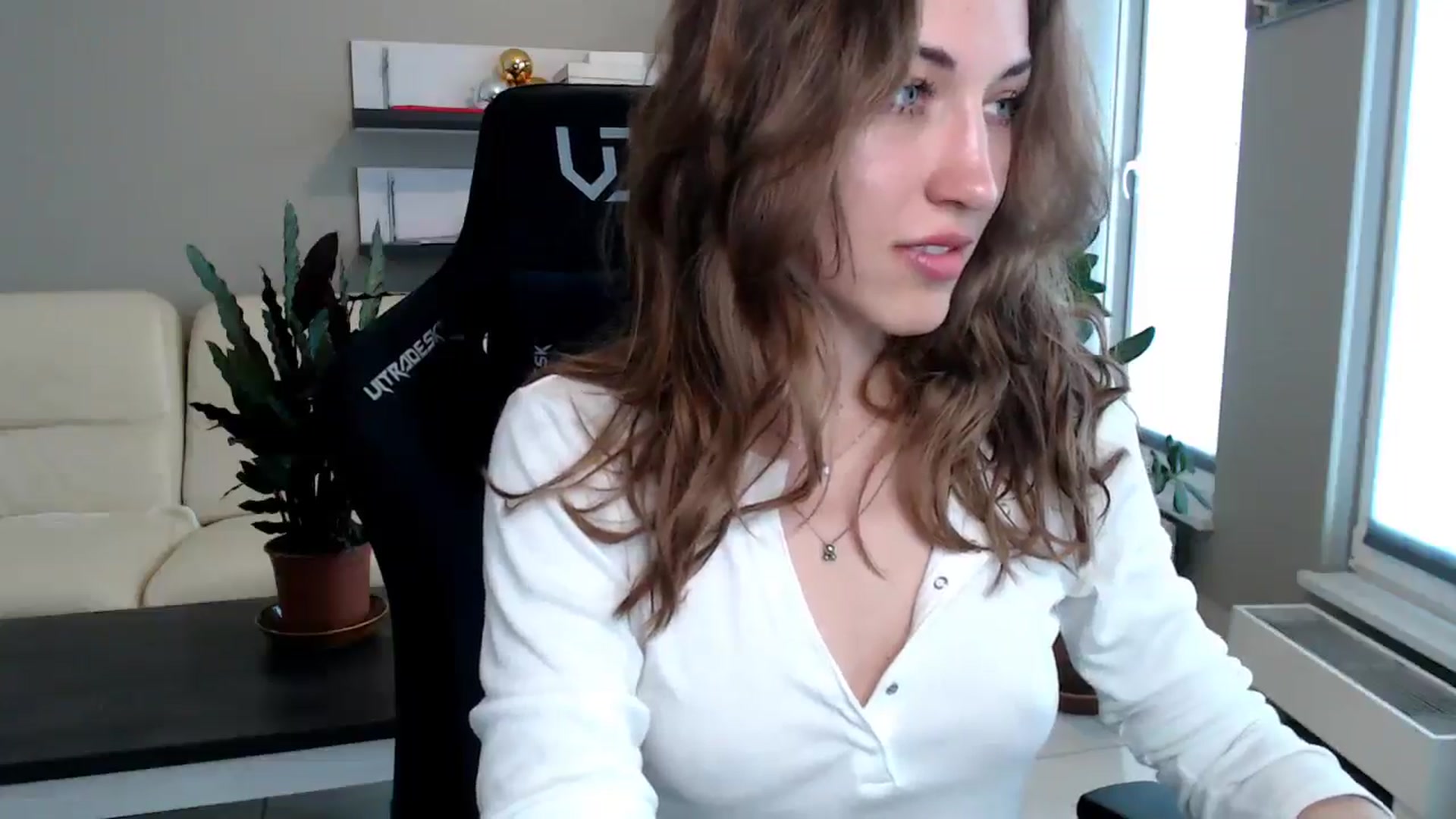 Gallery image thumbnail from GalaxyAnisia's myfreecams stream on, 05/27/2025, 15:51 image 18 of 20
