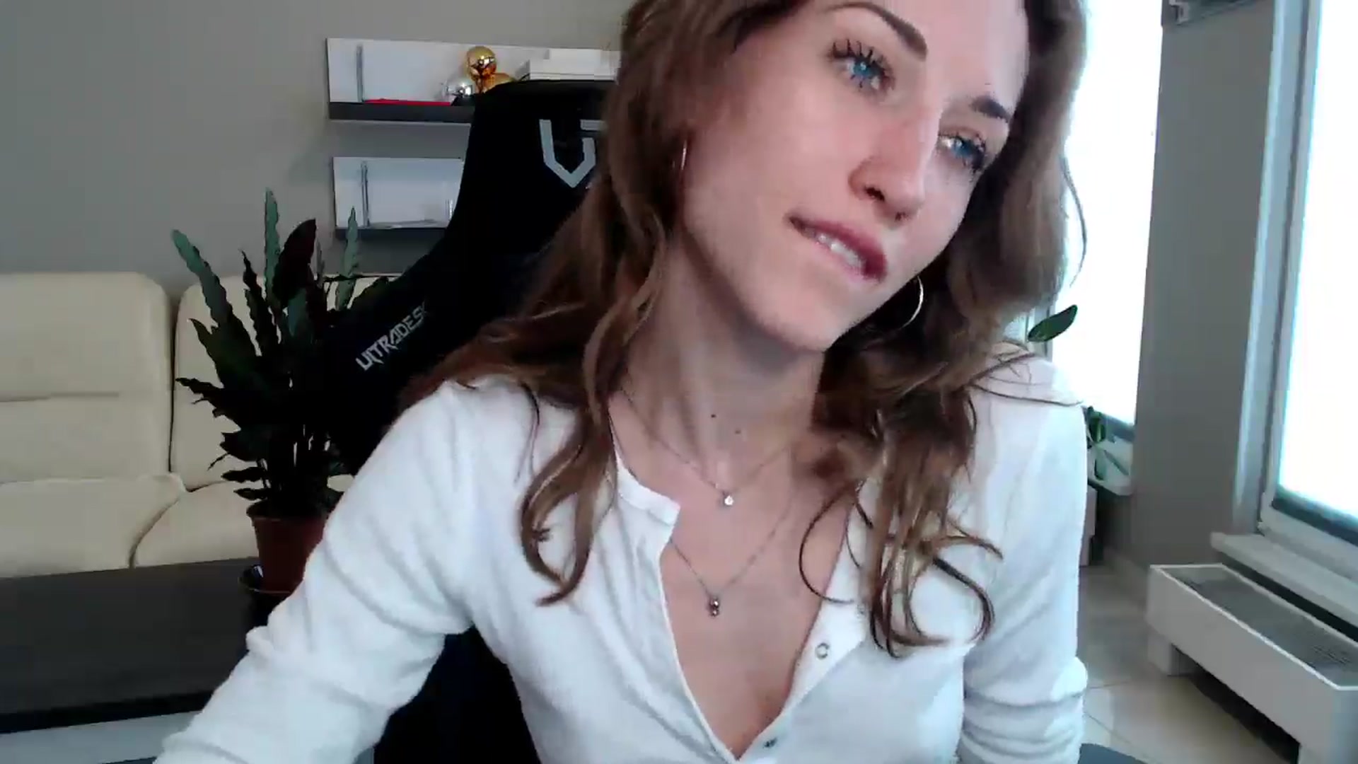 Gallery image thumbnail from GalaxyAnisia's myfreecams stream on, 05/27/2025, 15:51 image 9 of 20