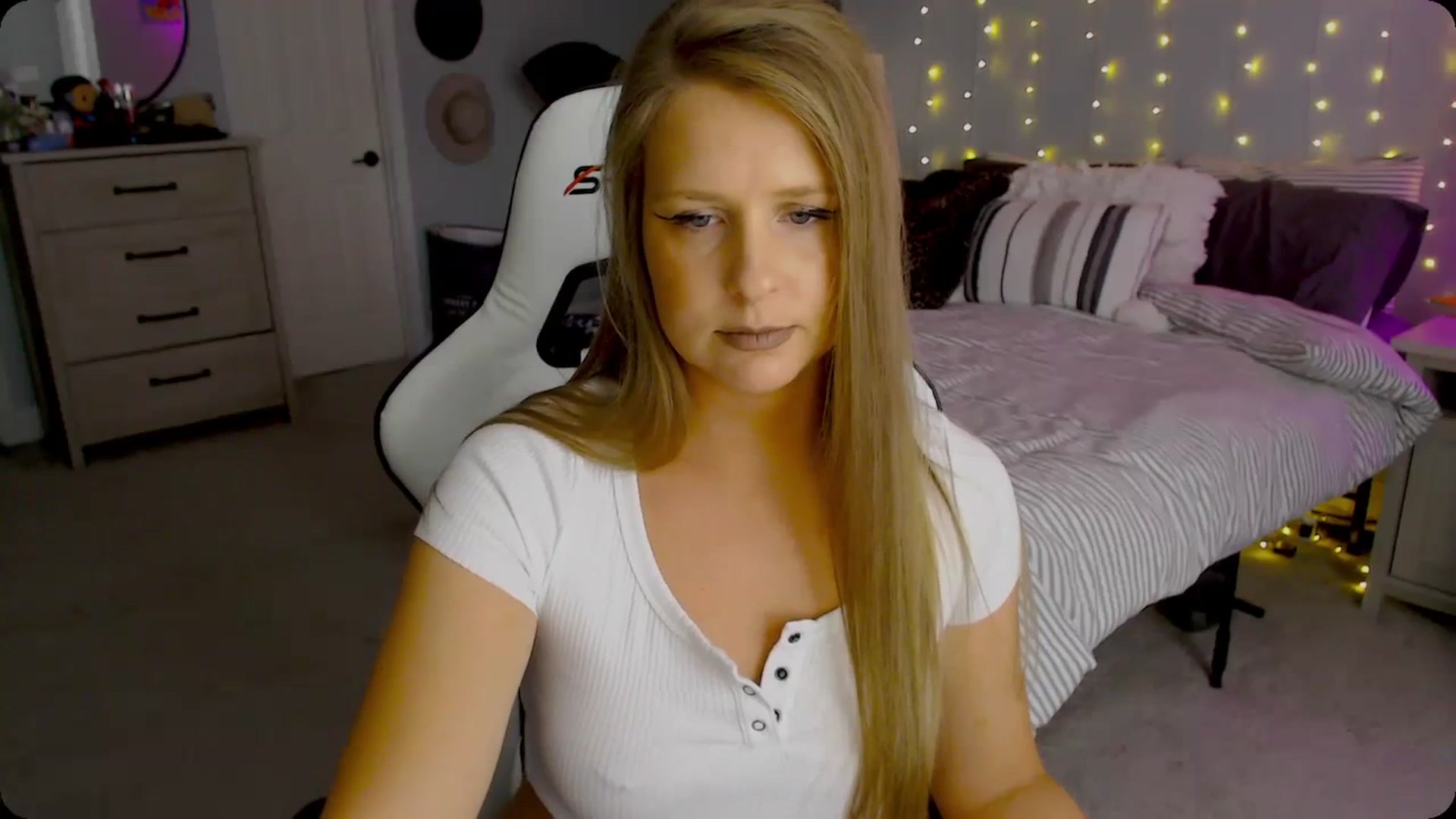 Gallery image thumbnail from GamerGirl's myfreecams stream on, 11/30/2023, 17:01 image 19 of 20