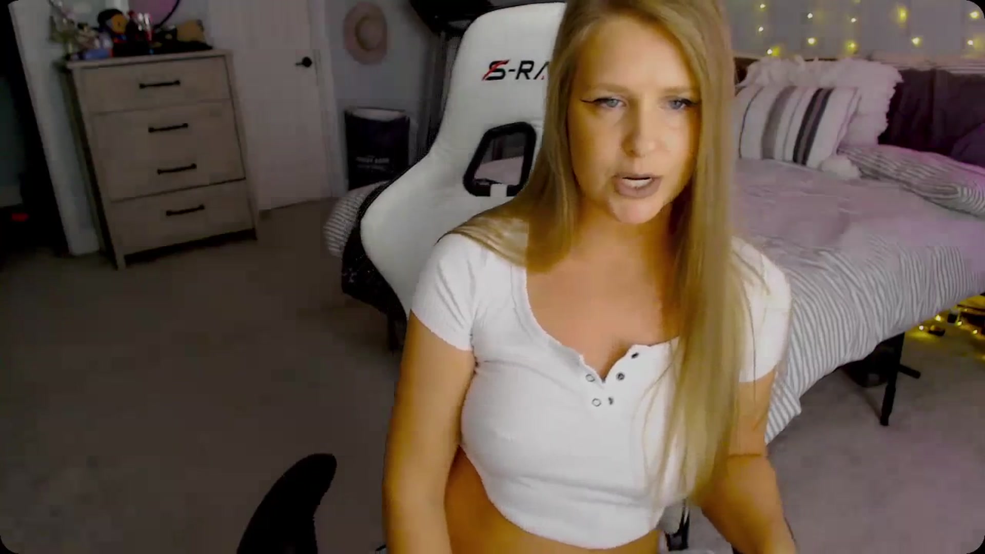 Gallery image thumbnail from GamerGirl's myfreecams stream on, 11/30/2023, 17:01 image 8 of 20