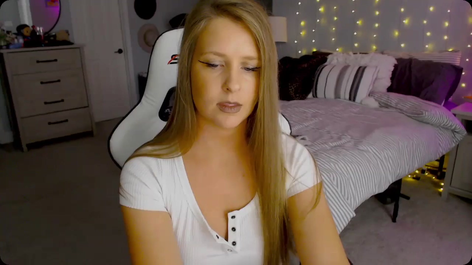 Gallery image thumbnail from GamerGirl's myfreecams stream on, 11/30/2023, 17:01 image 18 of 20
