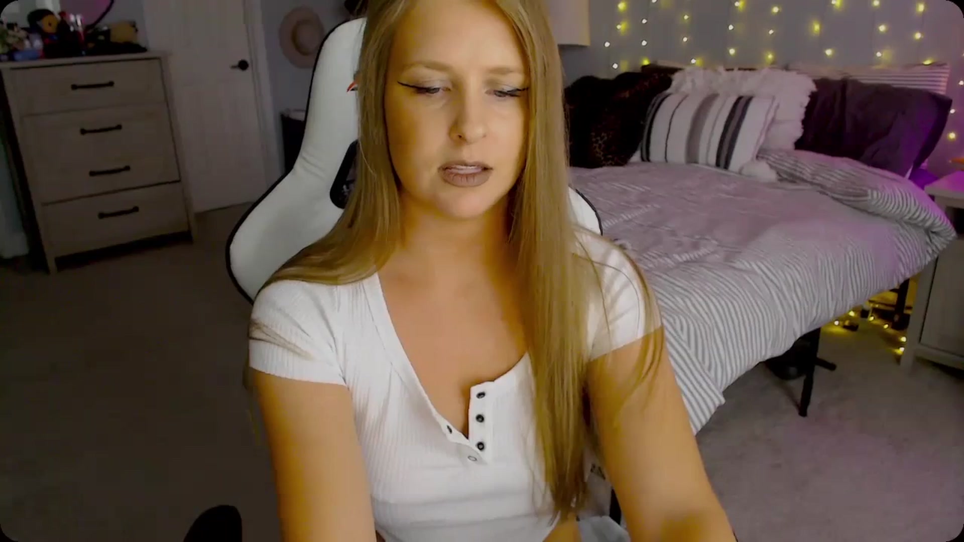 Gallery image thumbnail from GamerGirl's myfreecams stream on, 11/30/2023, 17:01 image 17 of 20