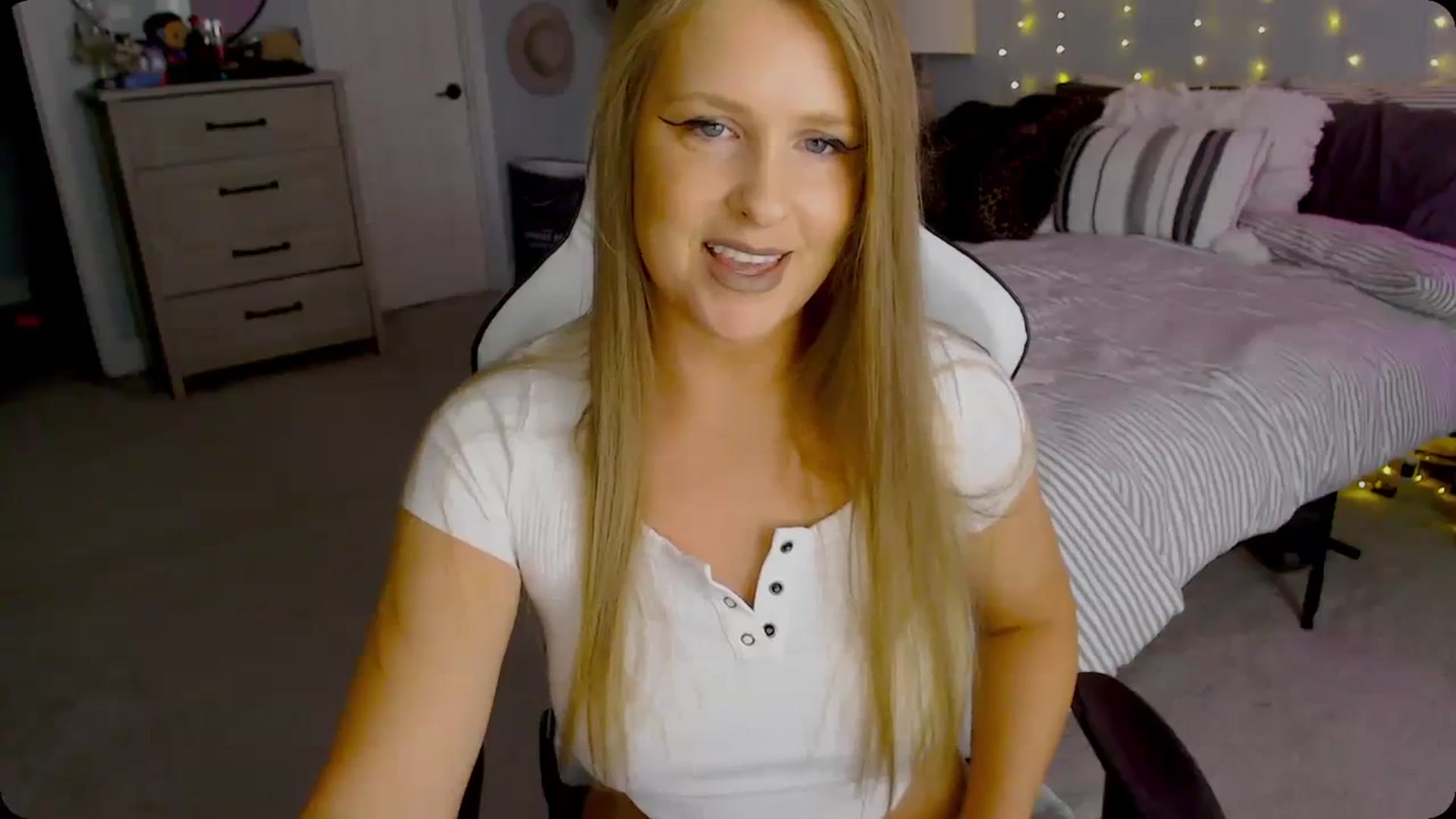 Gallery image thumbnail from GamerGirl's myfreecams stream on, 11/30/2023, 17:01 image 2 of 20