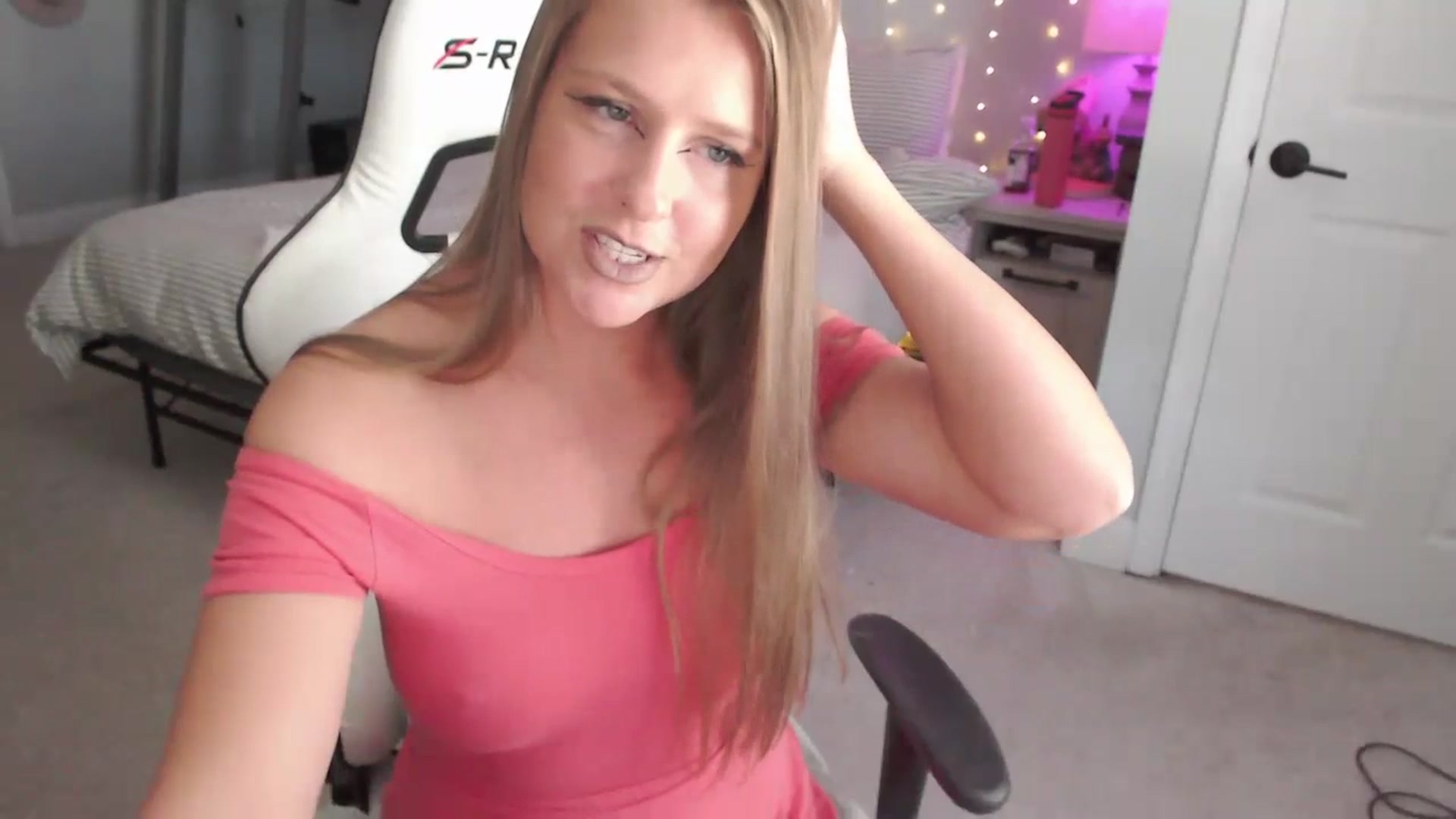 Gallery image thumbnail from GamerGirl's myfreecams stream on, 12/11/2023, 17:18 image 3 of 20