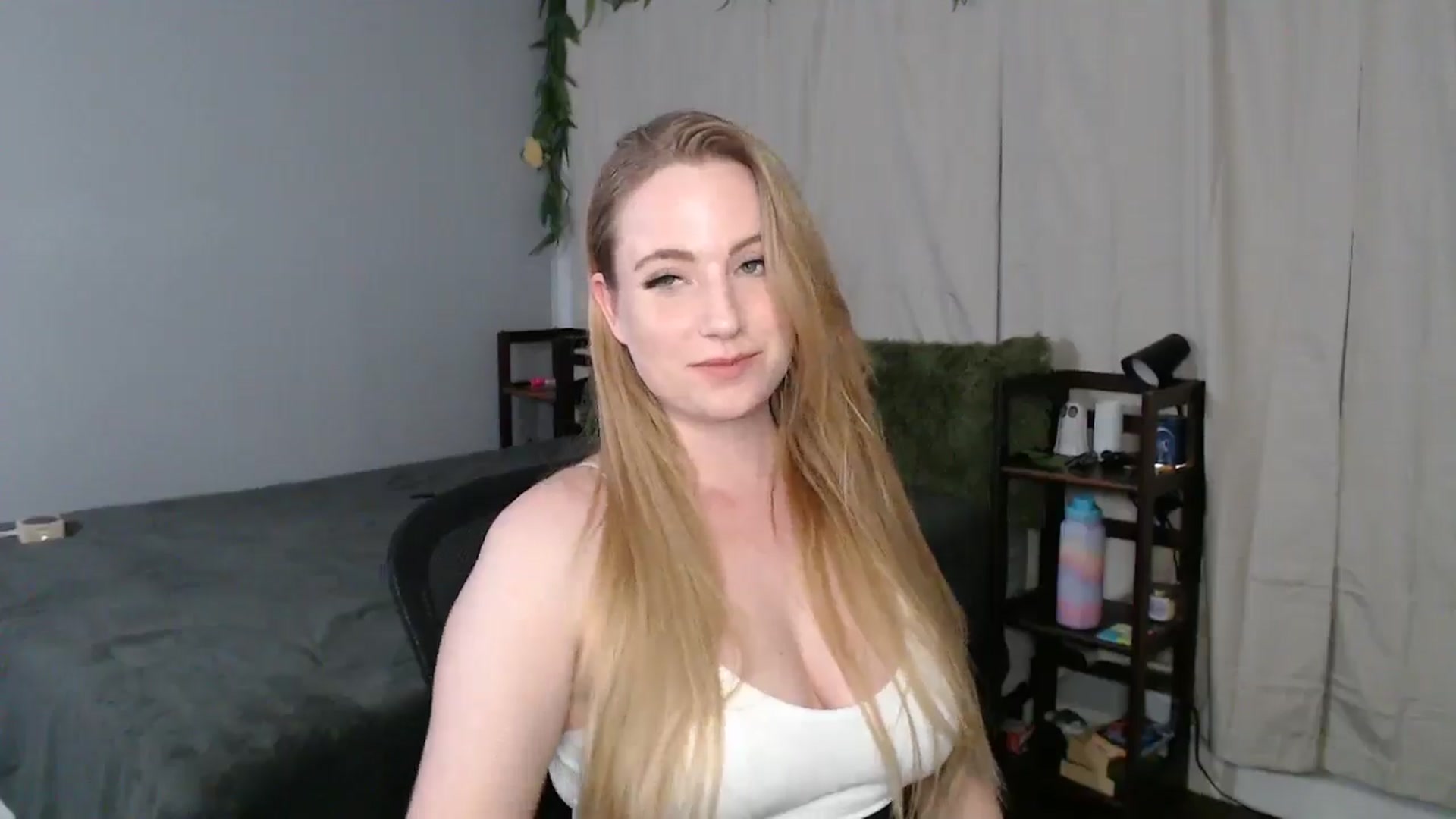 Gallery image thumbnail from Gardengirl69's myfreecams stream on, 03/13/2025, 02:57 image 11 of 20
