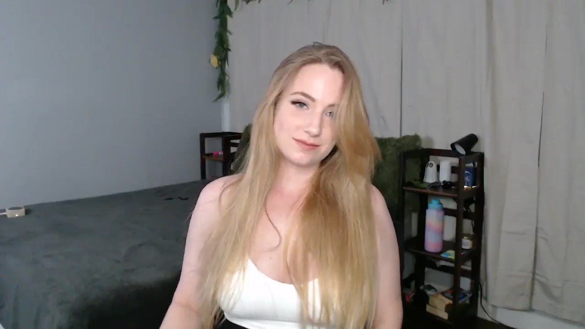 Gallery image thumbnail from Gardengirl69's myfreecams stream on, 03/13/2025, 02:57 image 17 of 20
