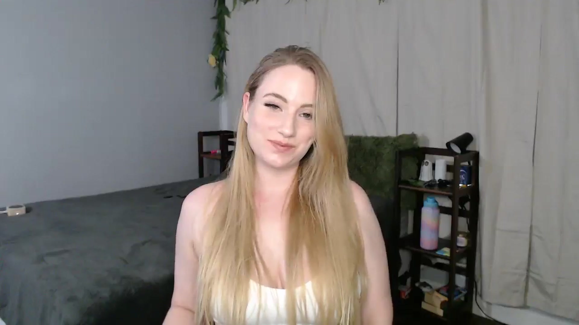 Gallery image thumbnail from Gardengirl69's myfreecams stream on, 03/13/2025, 02:57 image 10 of 20