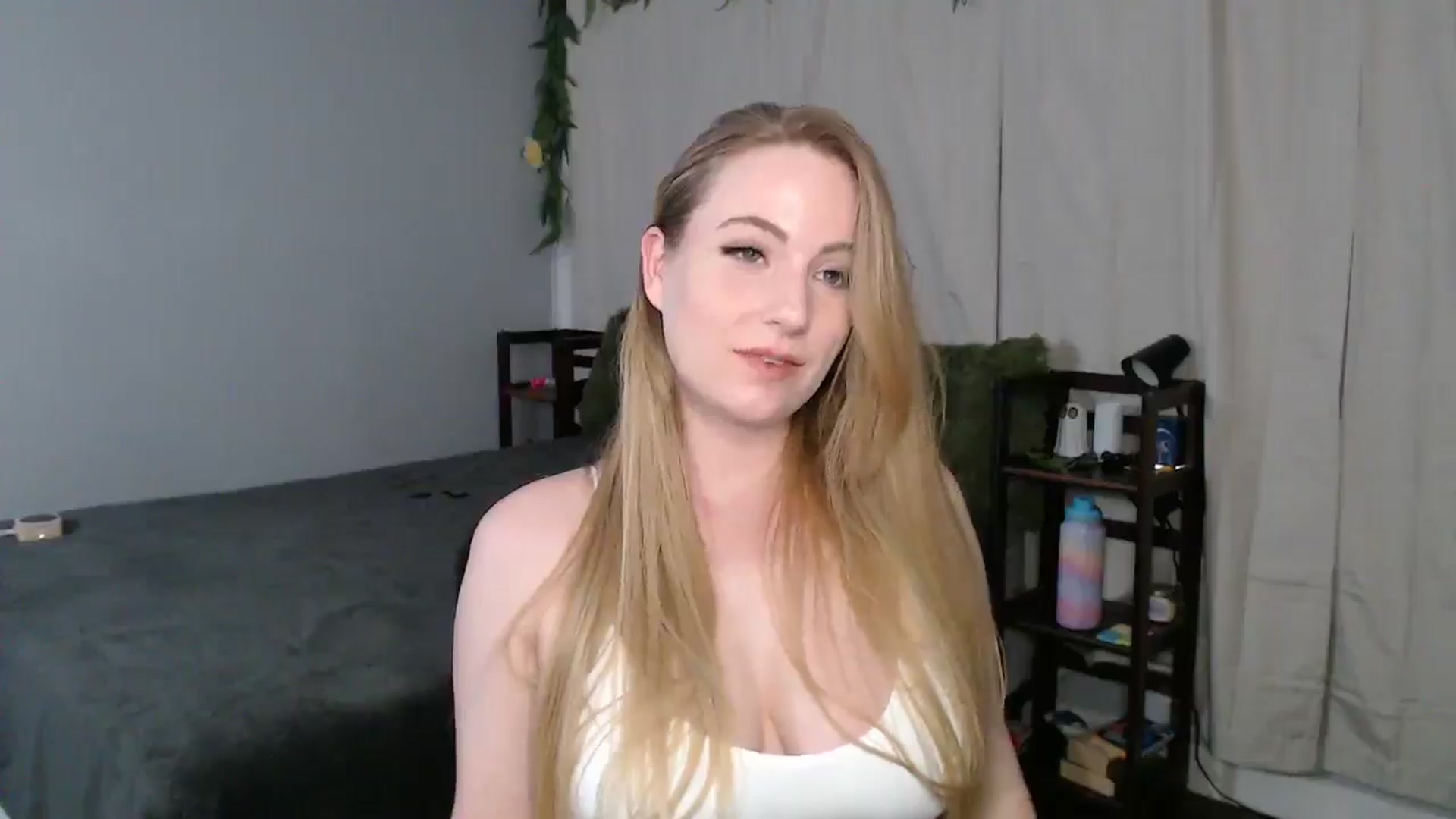 Gallery image thumbnail from Gardengirl69's myfreecams stream on, 03/13/2025, 02:57 image 15 of 20