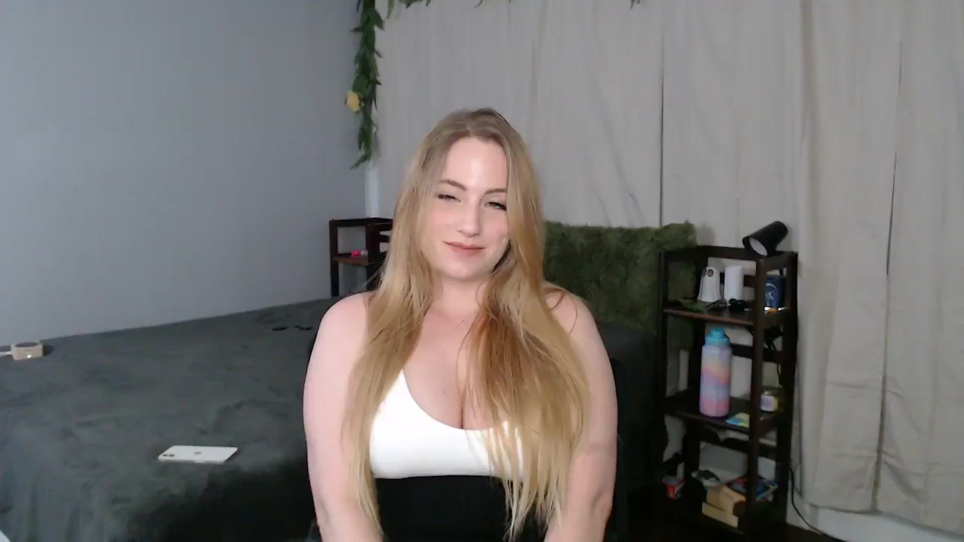 Gallery image thumbnail from Gardengirl69's myfreecams stream on, 03/13/2025, 02:57 image 13 of 20