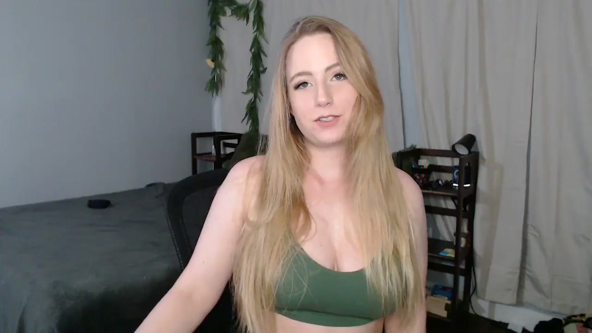 Gallery image thumbnail from Gardengirl69's myfreecams stream on, 03/15/2025, 21:35 image 15 of 20
