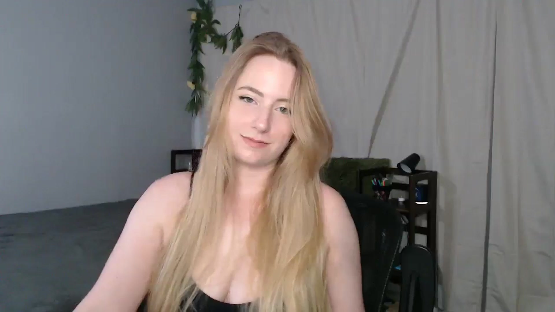 Gallery image thumbnail from Gardengirl69's myfreecams stream on, 03/17/2025, 01:05 image 4 of 20