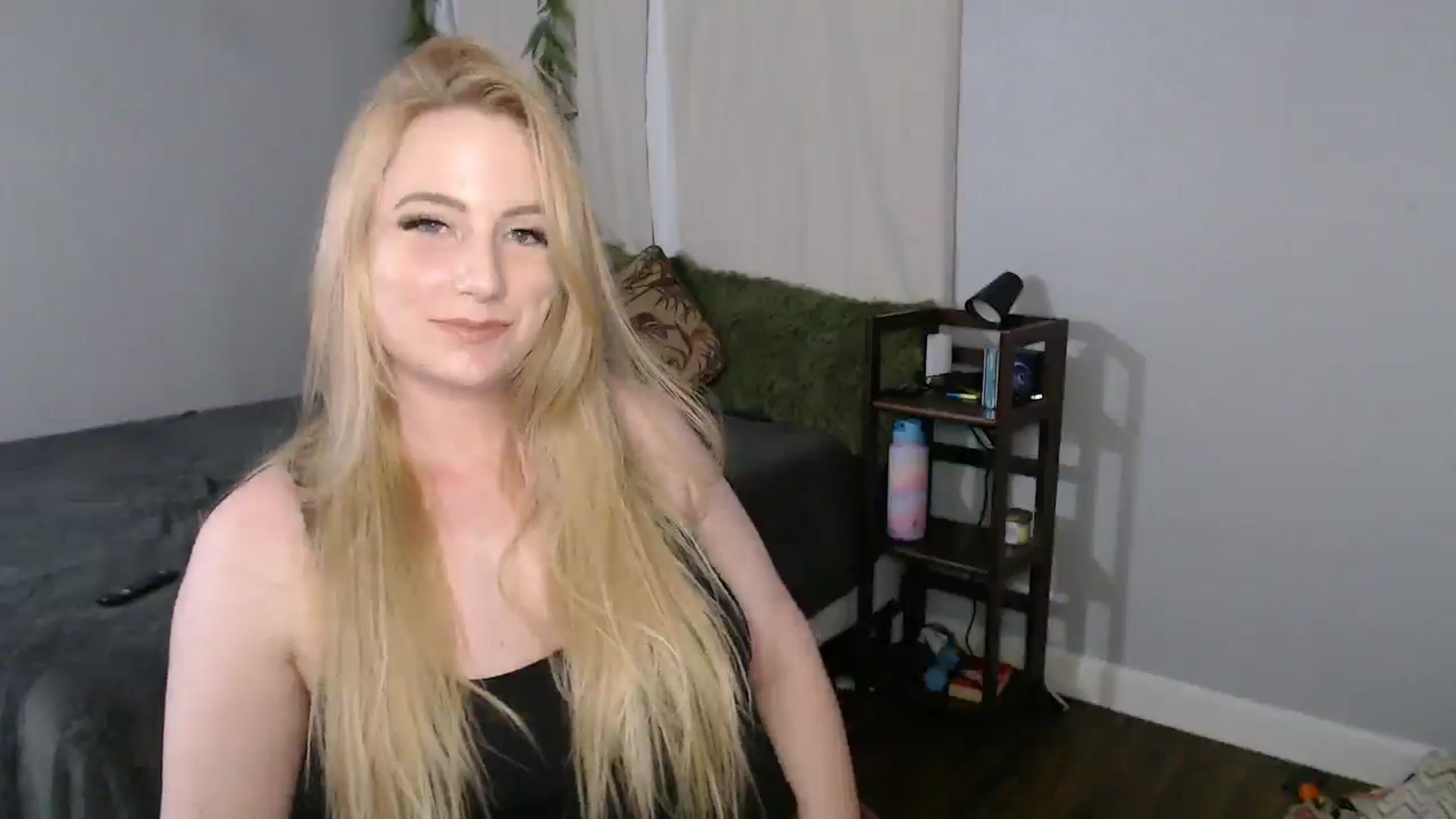 Gallery image thumbnail from Gardengirl69's myfreecams stream on, 03/28/2025, 02:23 image 3 of 20