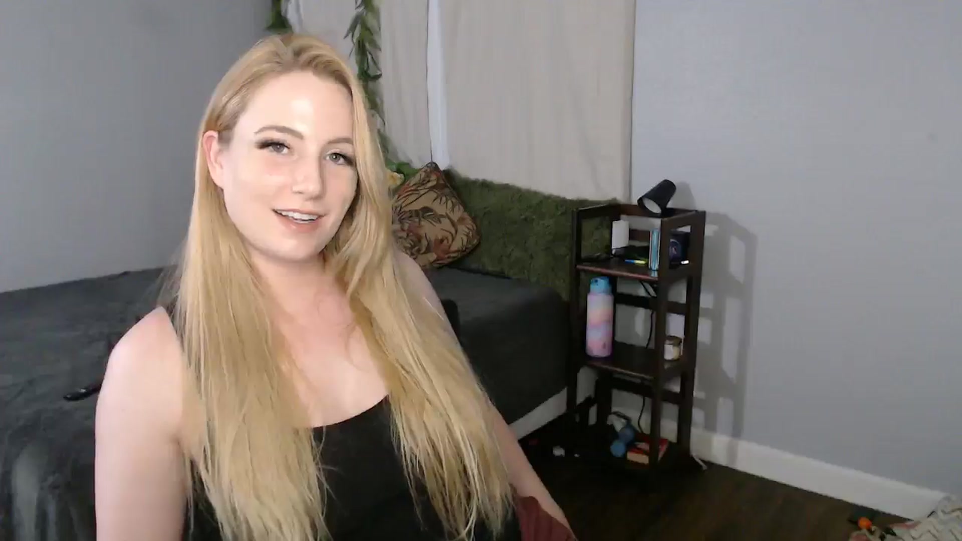 Gallery image thumbnail from Gardengirl69's myfreecams stream on, 03/28/2025, 02:23 image 8 of 20