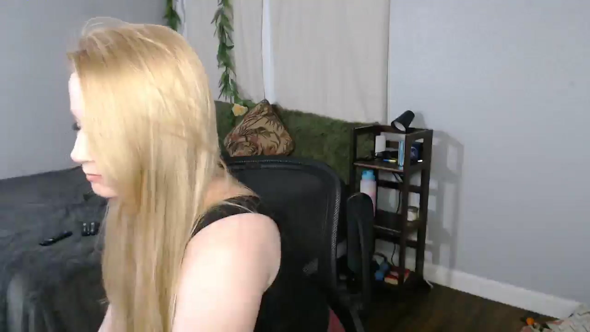 Gallery image thumbnail from Gardengirl69's myfreecams stream on, 03/28/2025, 02:23 image 9 of 20