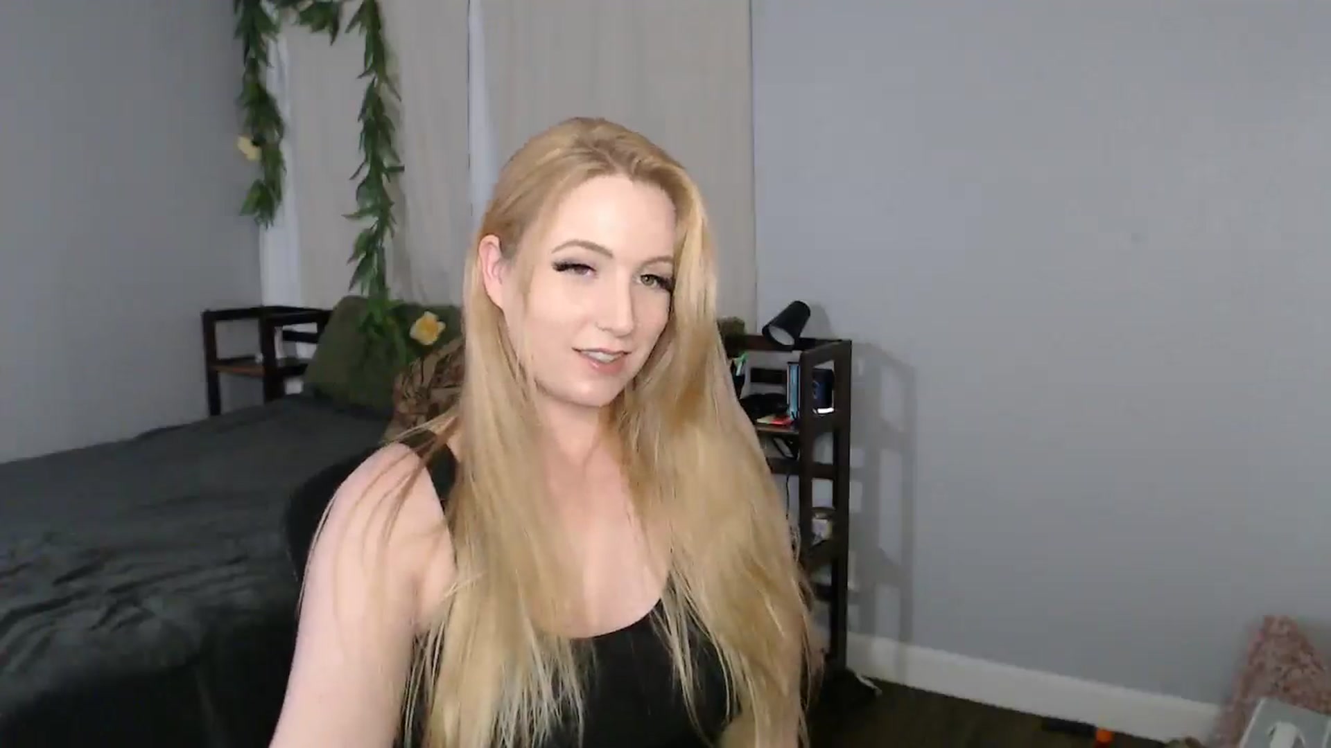 Gallery image thumbnail from Gardengirl69's myfreecams stream on, 04/01/2025, 24:23 image 3 of 20