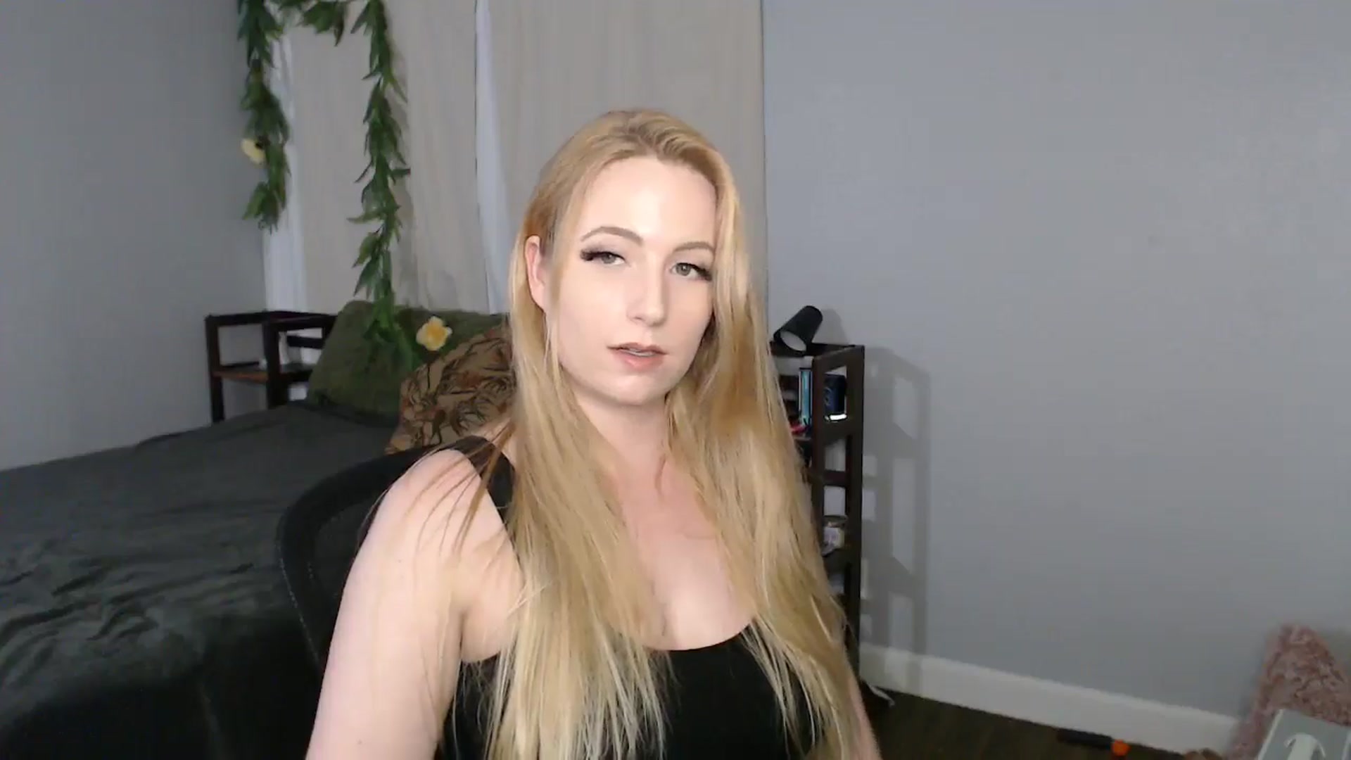 Gallery image thumbnail from Gardengirl69's myfreecams stream on, 04/01/2025, 24:23 image 4 of 20
