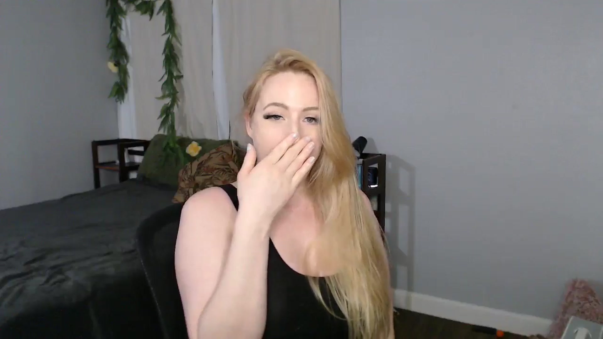 Gallery image thumbnail from Gardengirl69's myfreecams stream on, 04/01/2025, 24:23 image 12 of 20