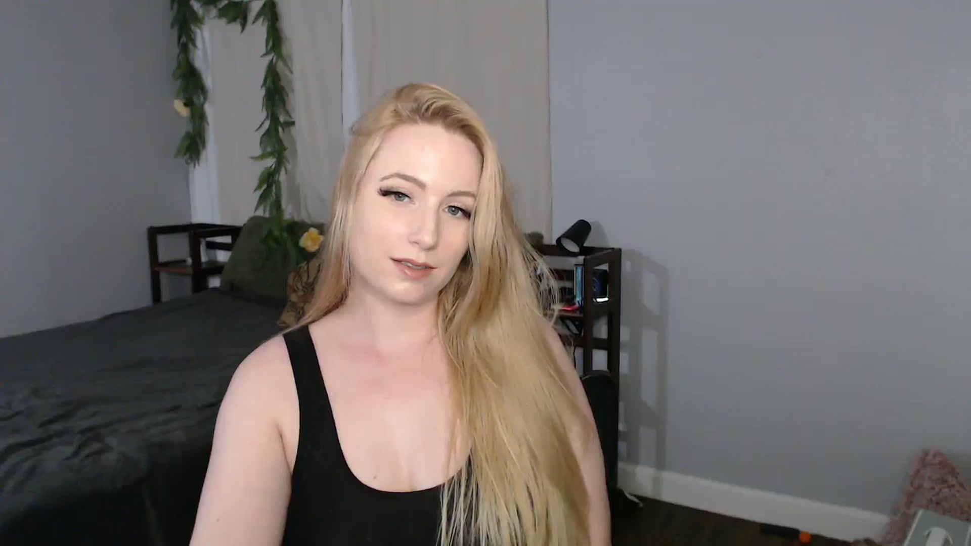 Gallery image thumbnail from Gardengirl69's myfreecams stream on, 04/01/2025, 24:23 image 9 of 20
