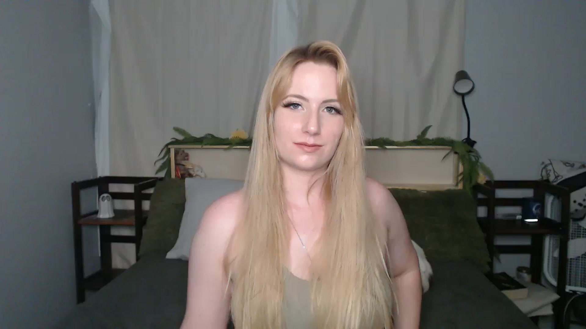 Gallery image thumbnail from Gardengirl69's myfreecams stream on, 05/20/2025, 21:22 image 12 of 20