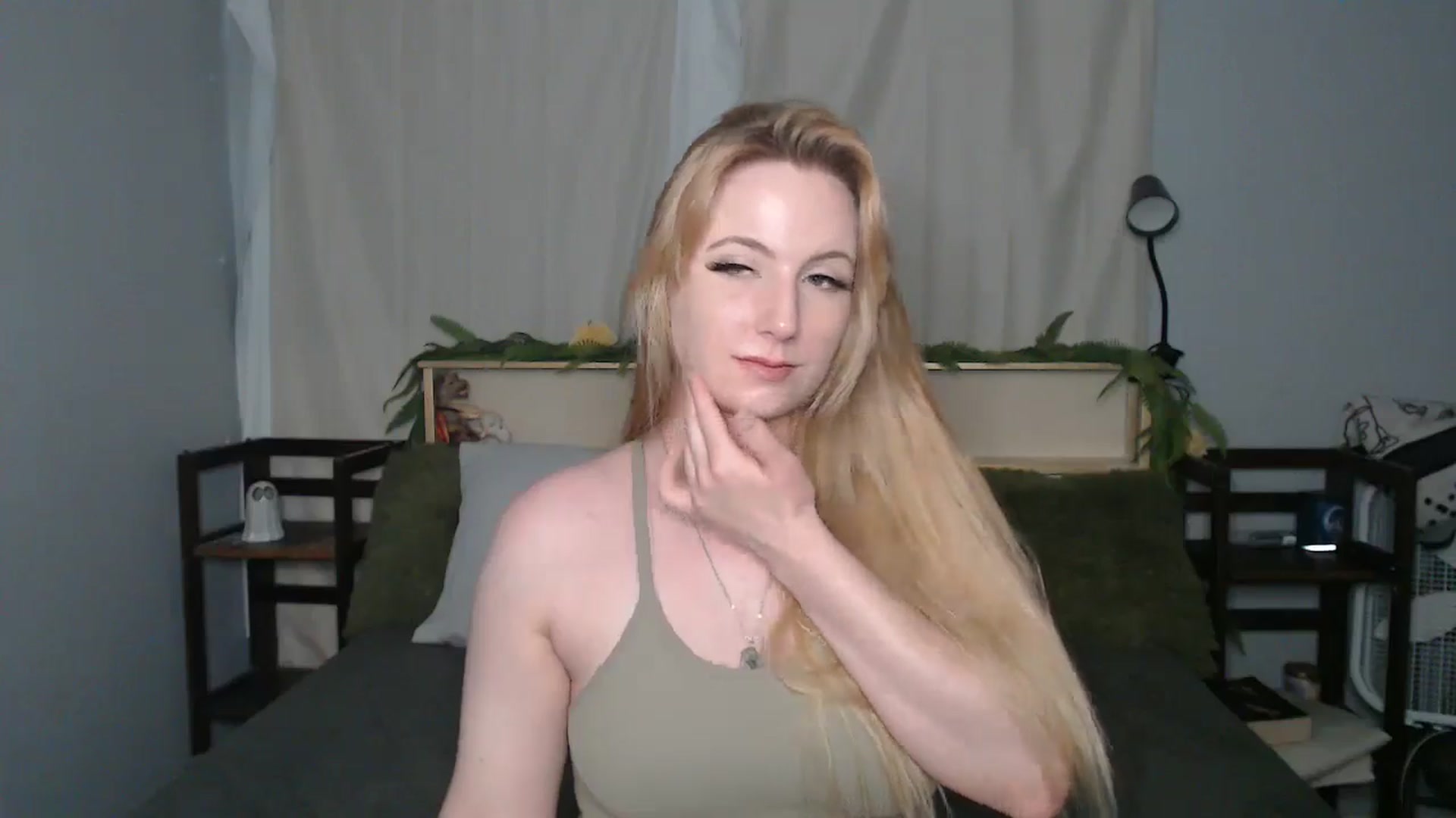 Gallery image thumbnail from Gardengirl69's myfreecams stream on, 05/20/2025, 21:22 image 2 of 20