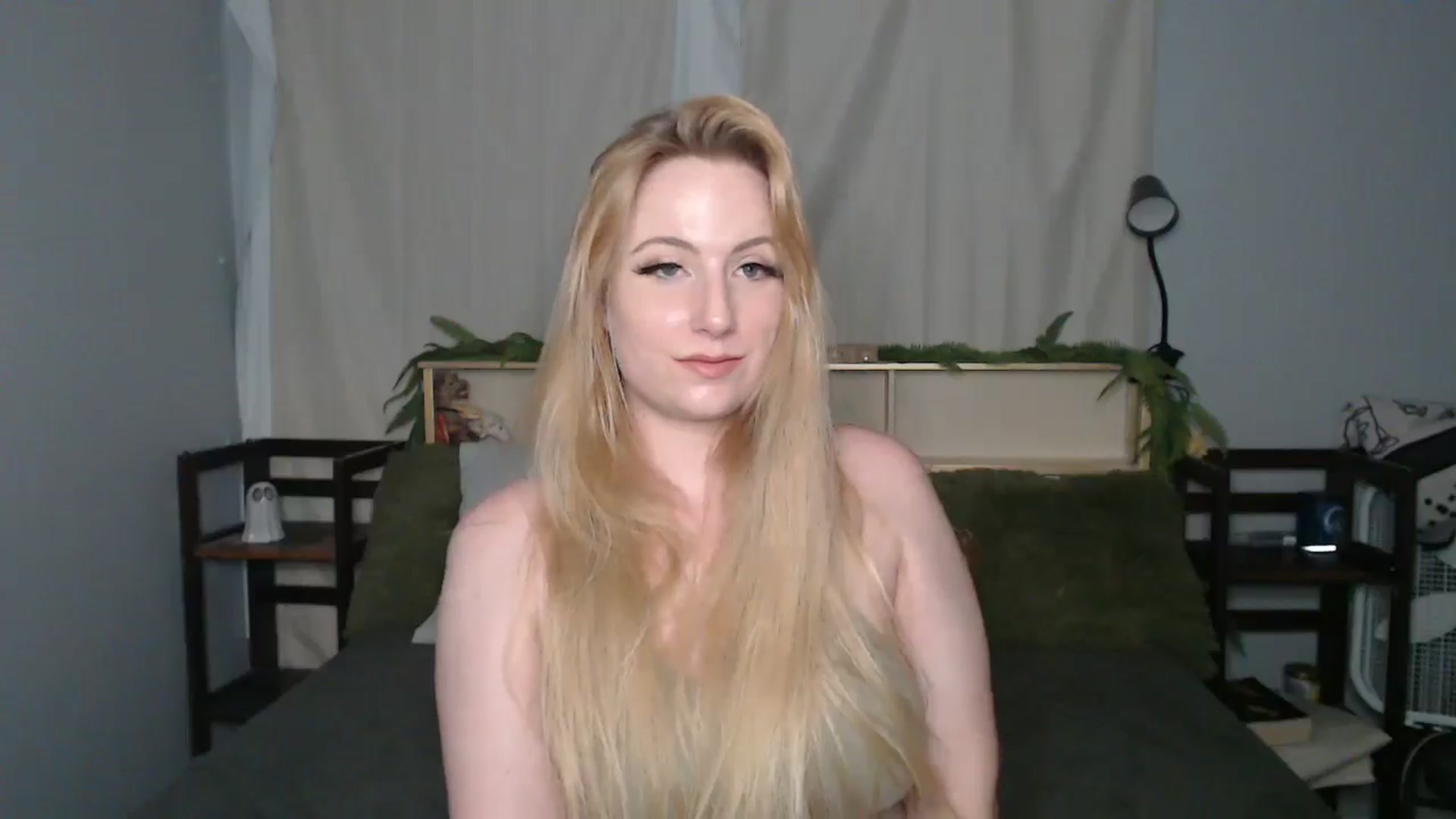 Gallery image thumbnail from Gardengirl69's myfreecams stream on, 05/20/2025, 21:22 image 9 of 20
