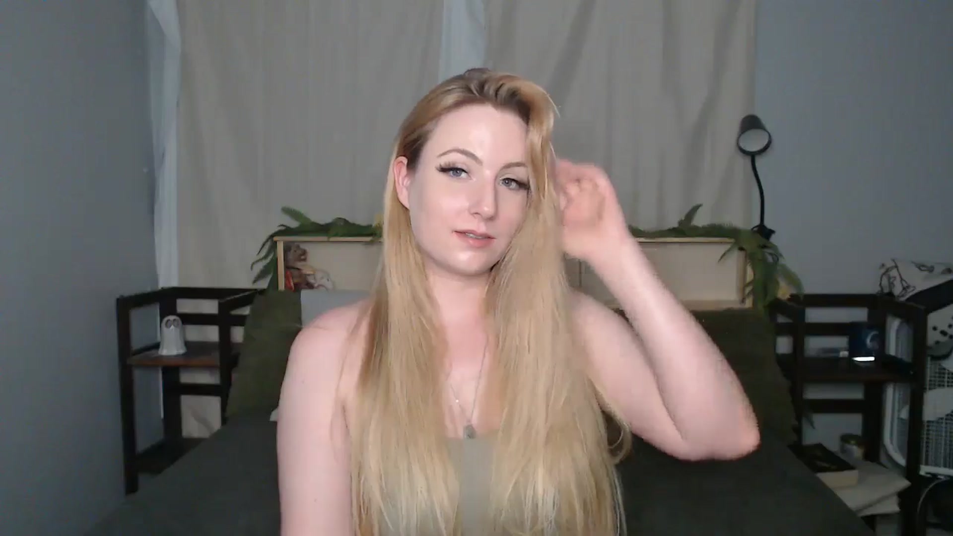 Gallery image thumbnail from Gardengirl69's myfreecams stream on, 05/20/2025, 21:22 image 7 of 20