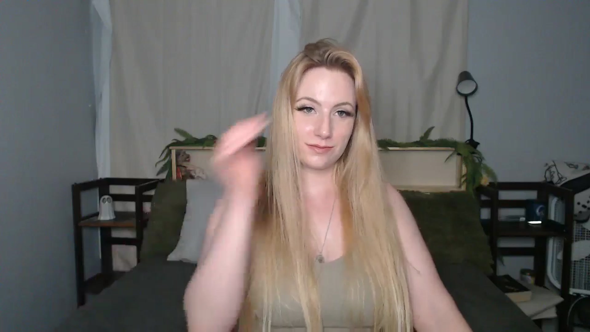 Gallery image thumbnail from Gardengirl69's myfreecams stream on, 05/20/2025, 21:22 image 4 of 20