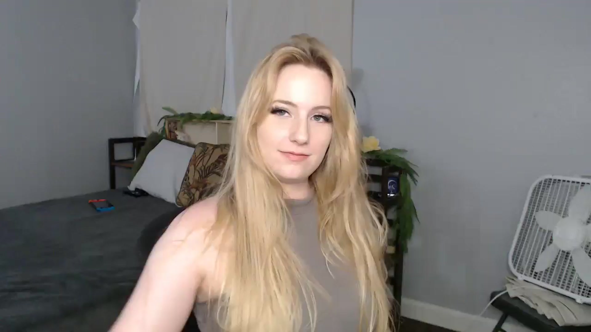 Gallery image thumbnail from Gardengirl69's myfreecams stream on, 06/08/2025, 24:34 image 13 of 20