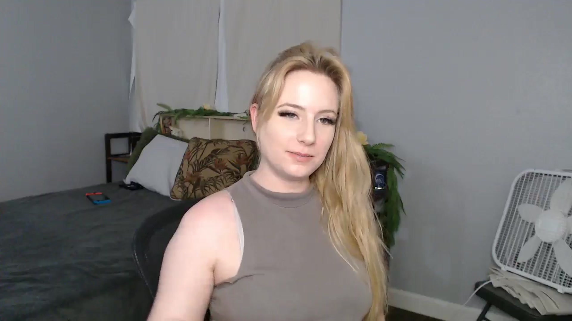 Gallery image thumbnail from Gardengirl69's myfreecams stream on, 06/08/2025, 24:34 image 17 of 20