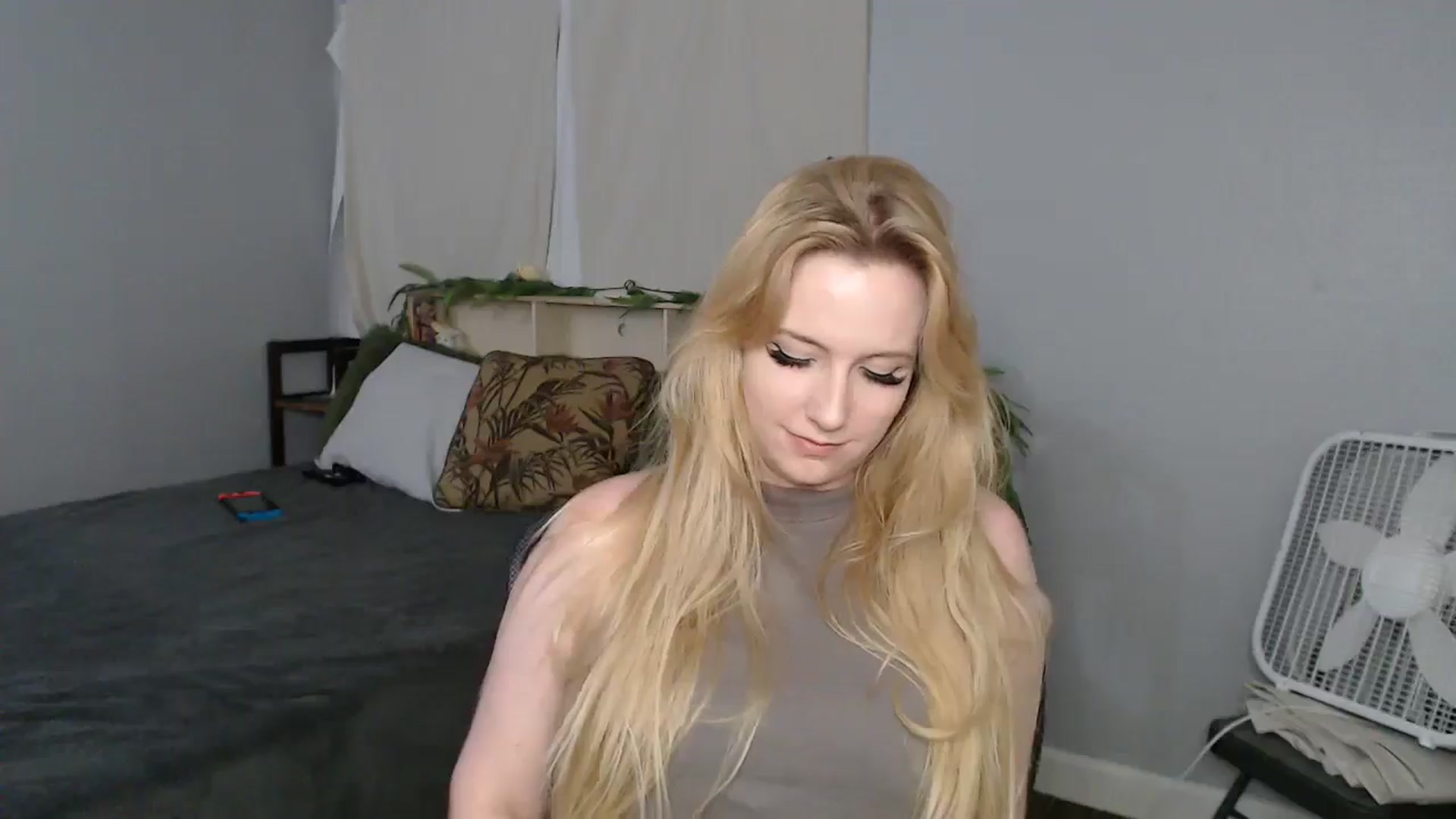 Gallery image thumbnail from Gardengirl69's myfreecams stream on, 06/08/2025, 24:34 image 12 of 20